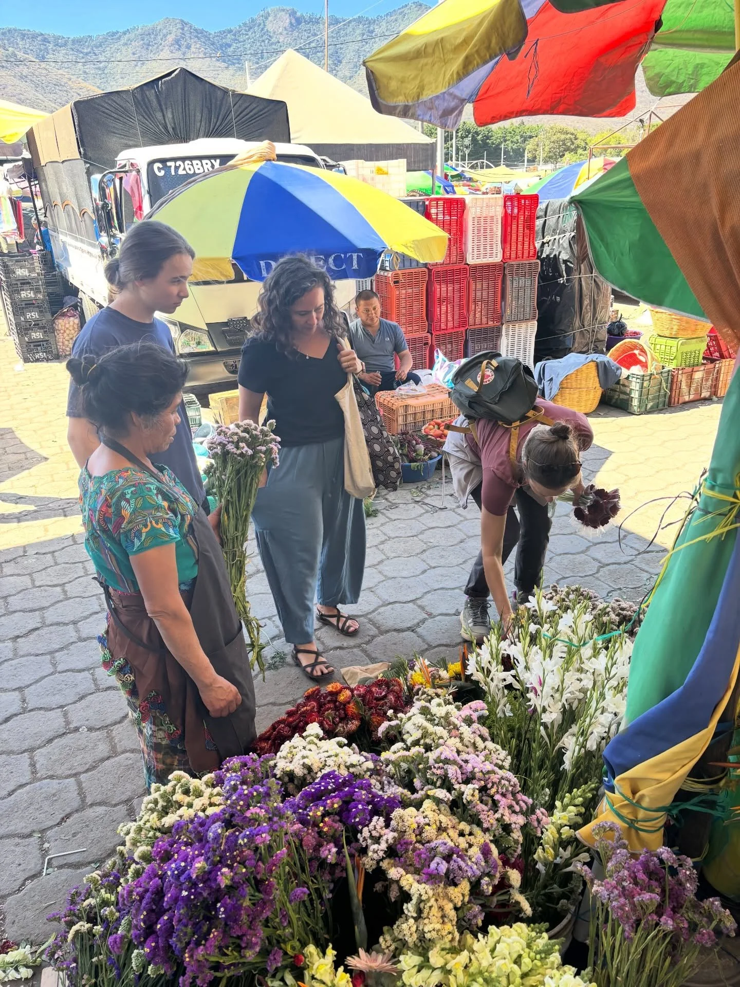 The open air mercado is our favorite place to stock our home! And with guests coming, it&rsquo;s not just fruits and veggies&hellip;it&rsquo;s flower time. 

#shopping #antiguaguatemala #mercado #flowers