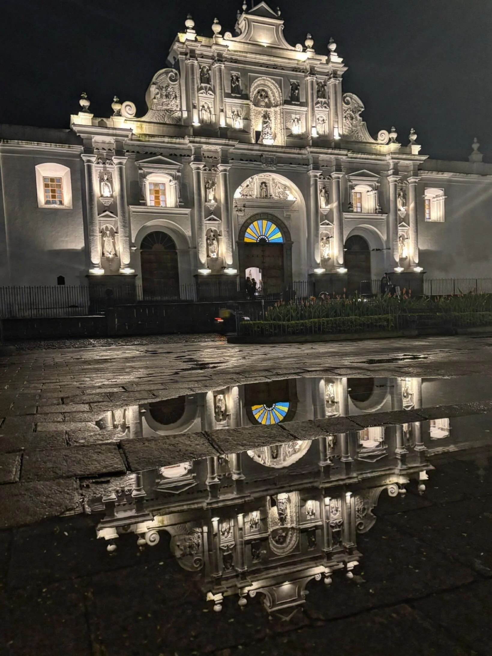 A Monday night during the rainy season. 

Una noche de lunes durante la temporada de lluvias.

📍 Catedral de San Jos&eacute;, Parque Central, Antigua Guatemala. 

#antiguaguatemala #antigua #guatemala #perhapsyouneedalittleguatemala #parquecentral #