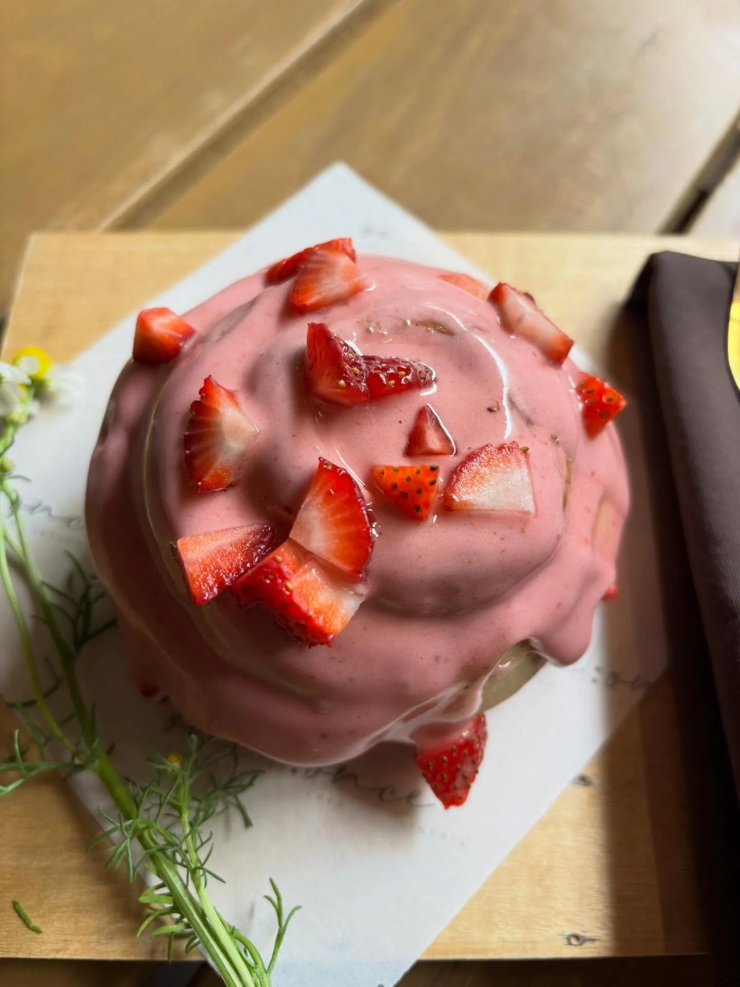 I am personally someone who believes dessert is appropriate at, or after, all meals of the day. And a freshly baked cinnamon roll from @onceonceantigua is one of the best ways to go! Only available on their breakfast menu, it&rsquo;s available with a