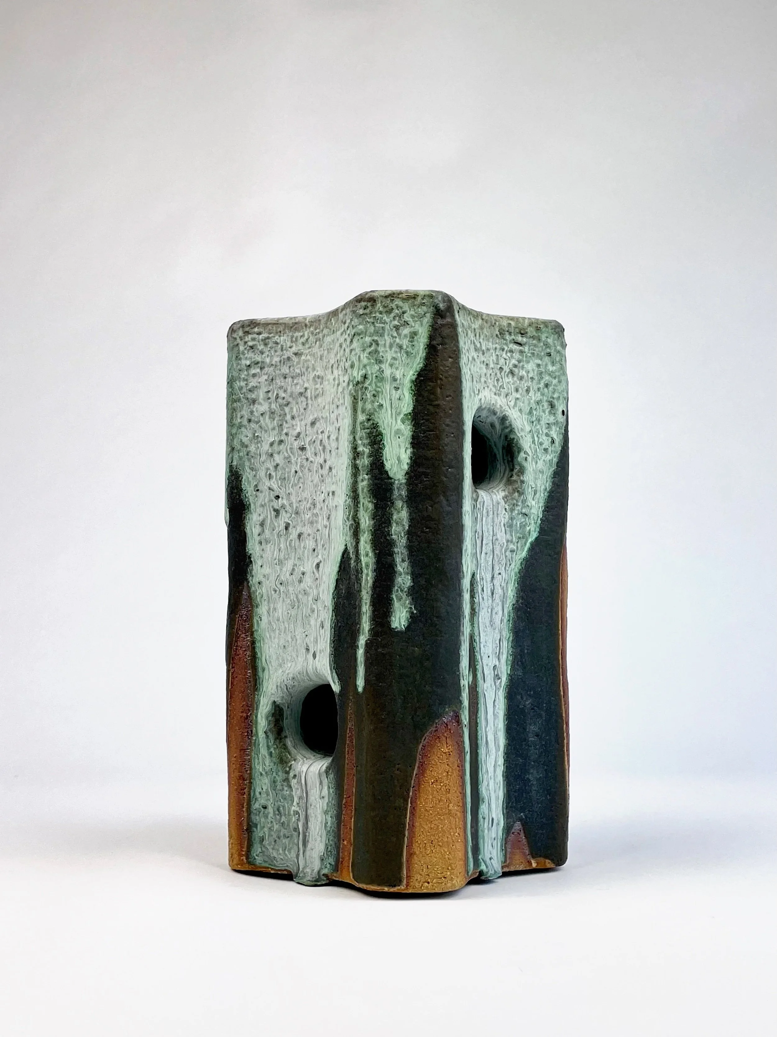 Untitled, 2025, ceramic, glaze, 21,5 x 13,3 x 13,5 cm