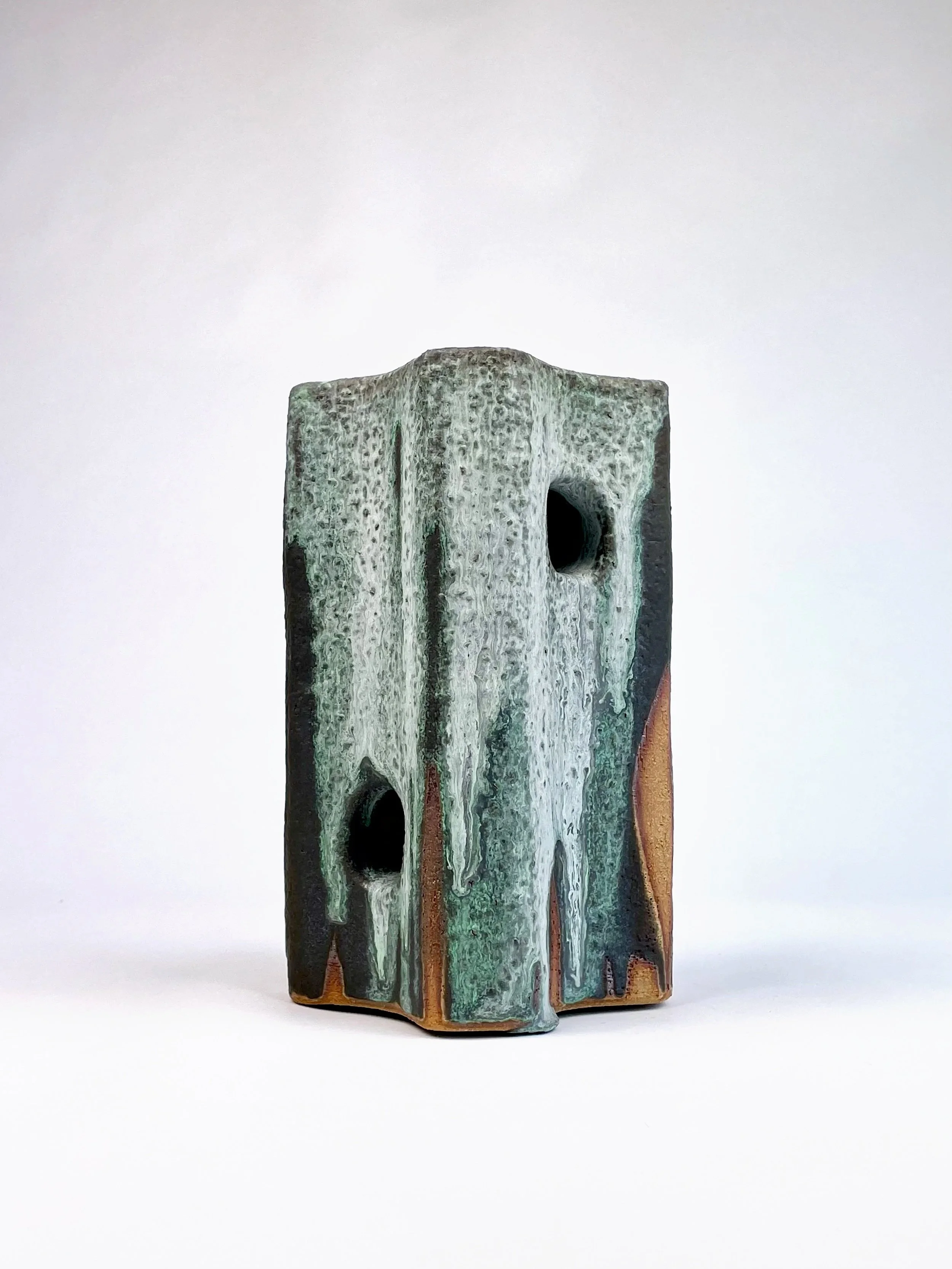 Untitled, 2025, ceramic, glaze, 21,5 x 13,3 x 13,5 cm