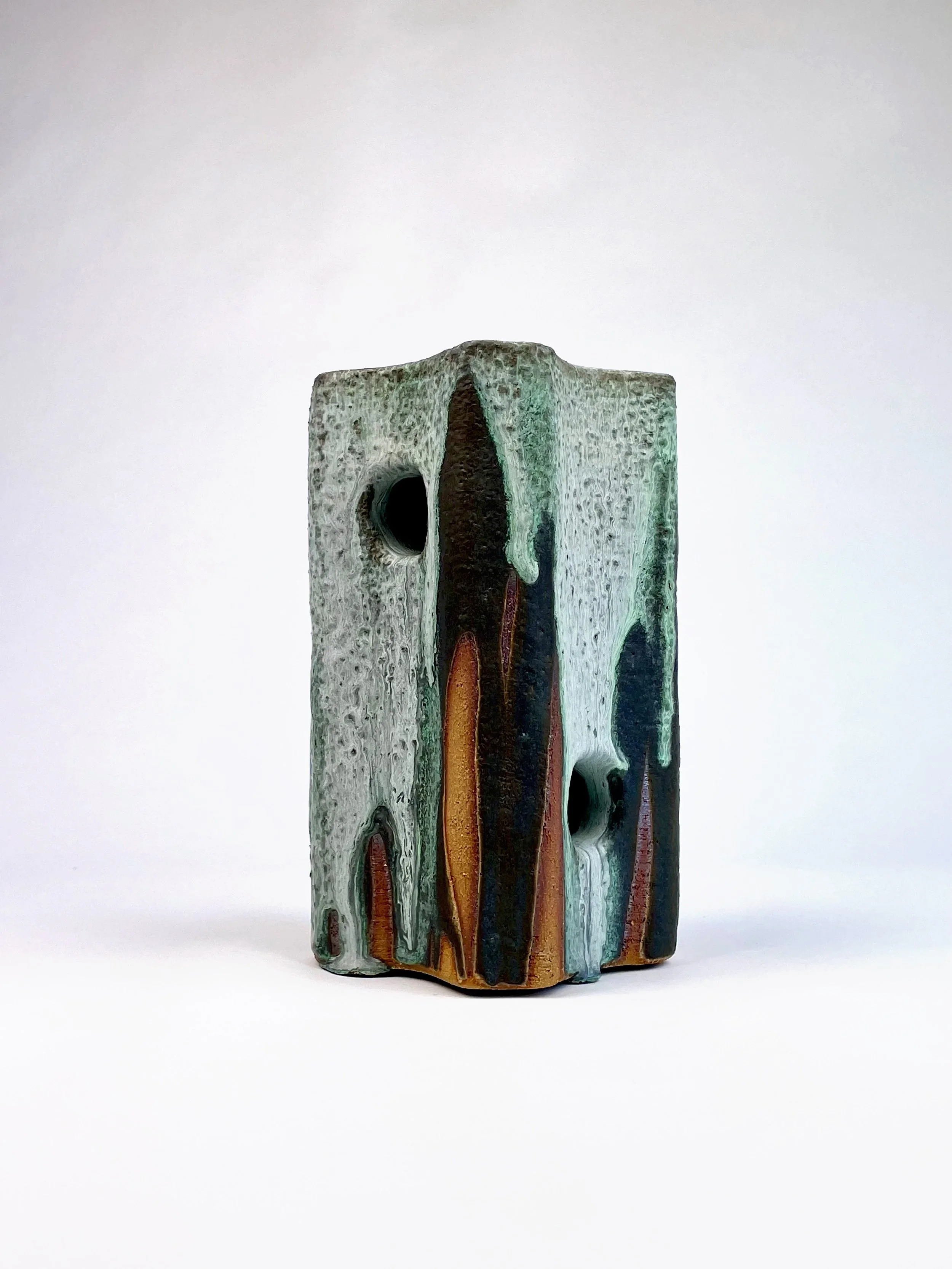 Untitled, 2025, ceramic, glaze, 21,5 x 13,3 x 13,5 cm