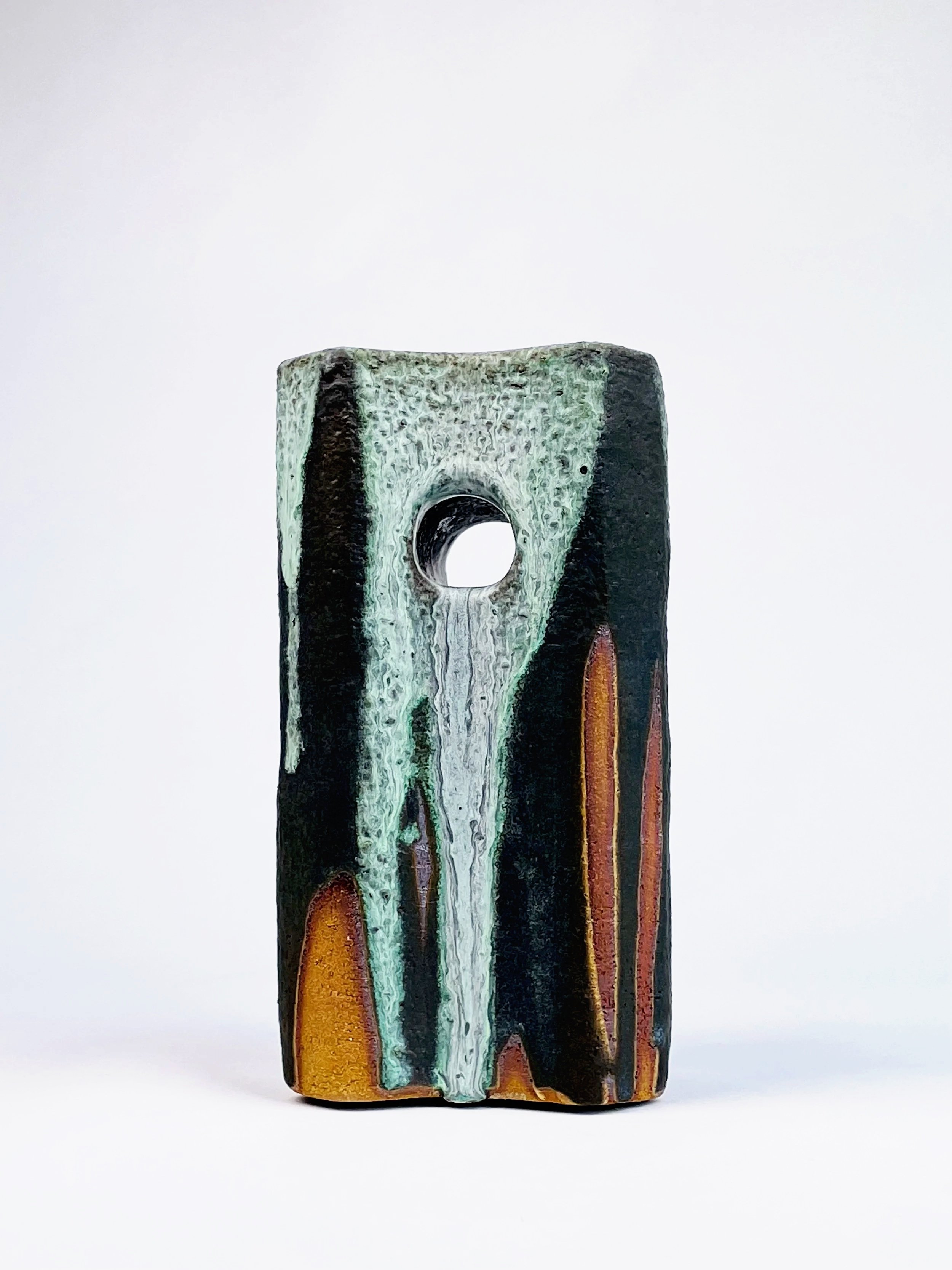Untitled, 2025, ceramic, glaze, 21,5 x 13,3 x 13,5 cm