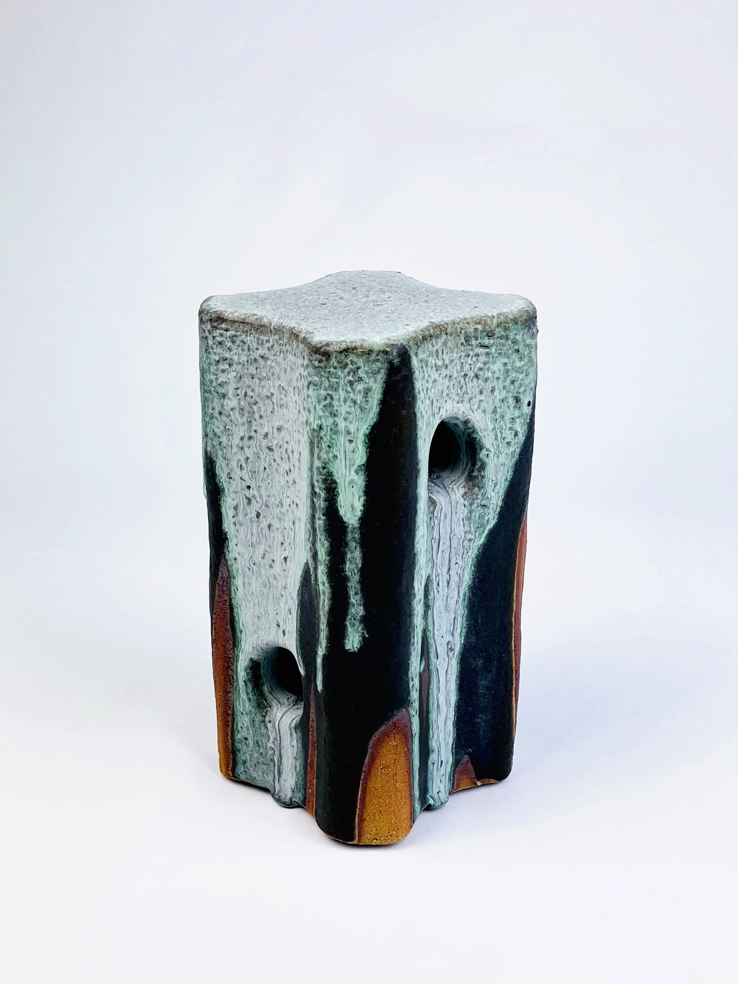 Untitled, 2025, ceramic, glaze, 21,5 x 13,3 x 13,5 cm