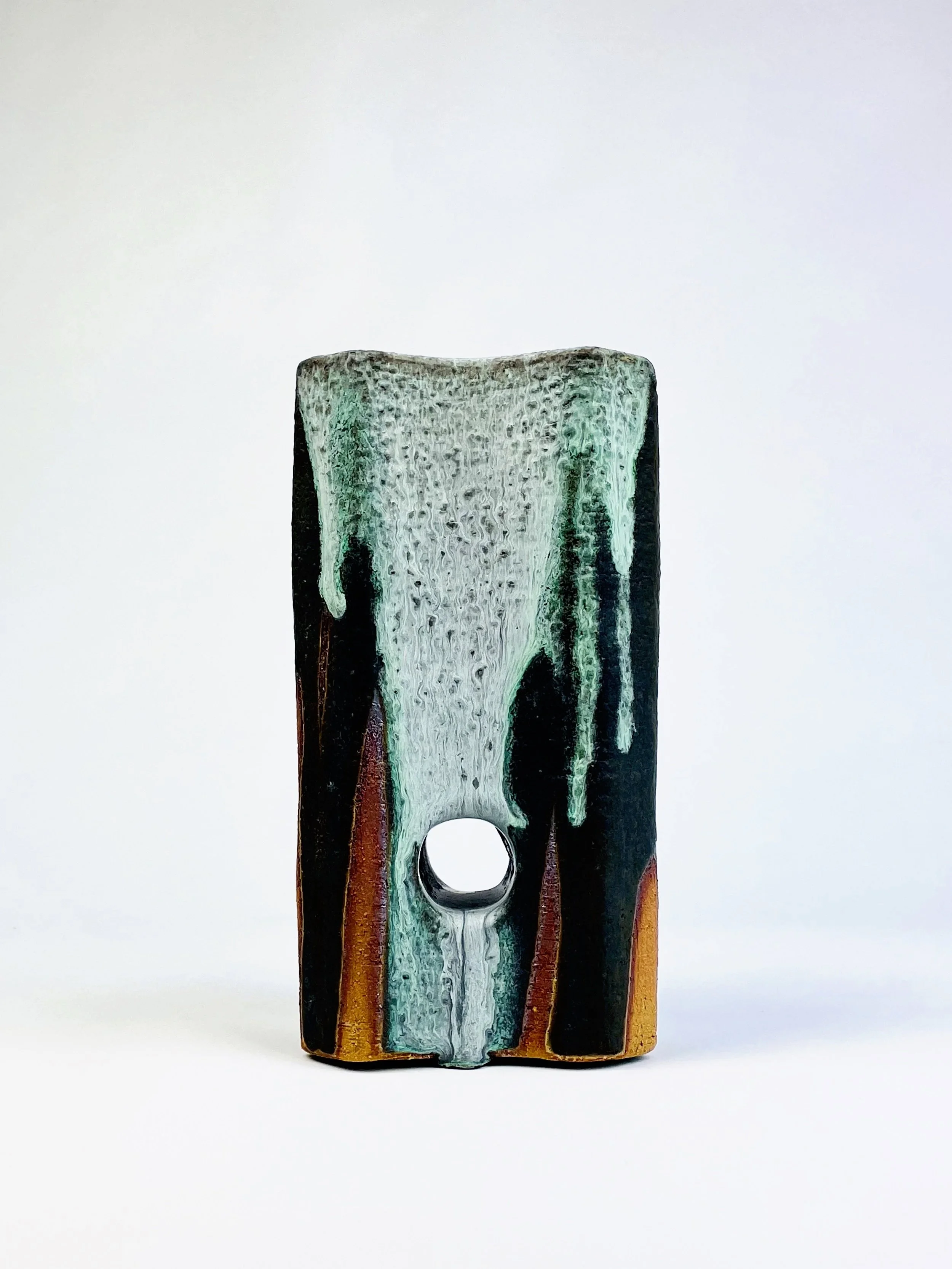 Untitled, 2025, ceramic, glaze, 21,5 x 13,3 x 13,5 cm