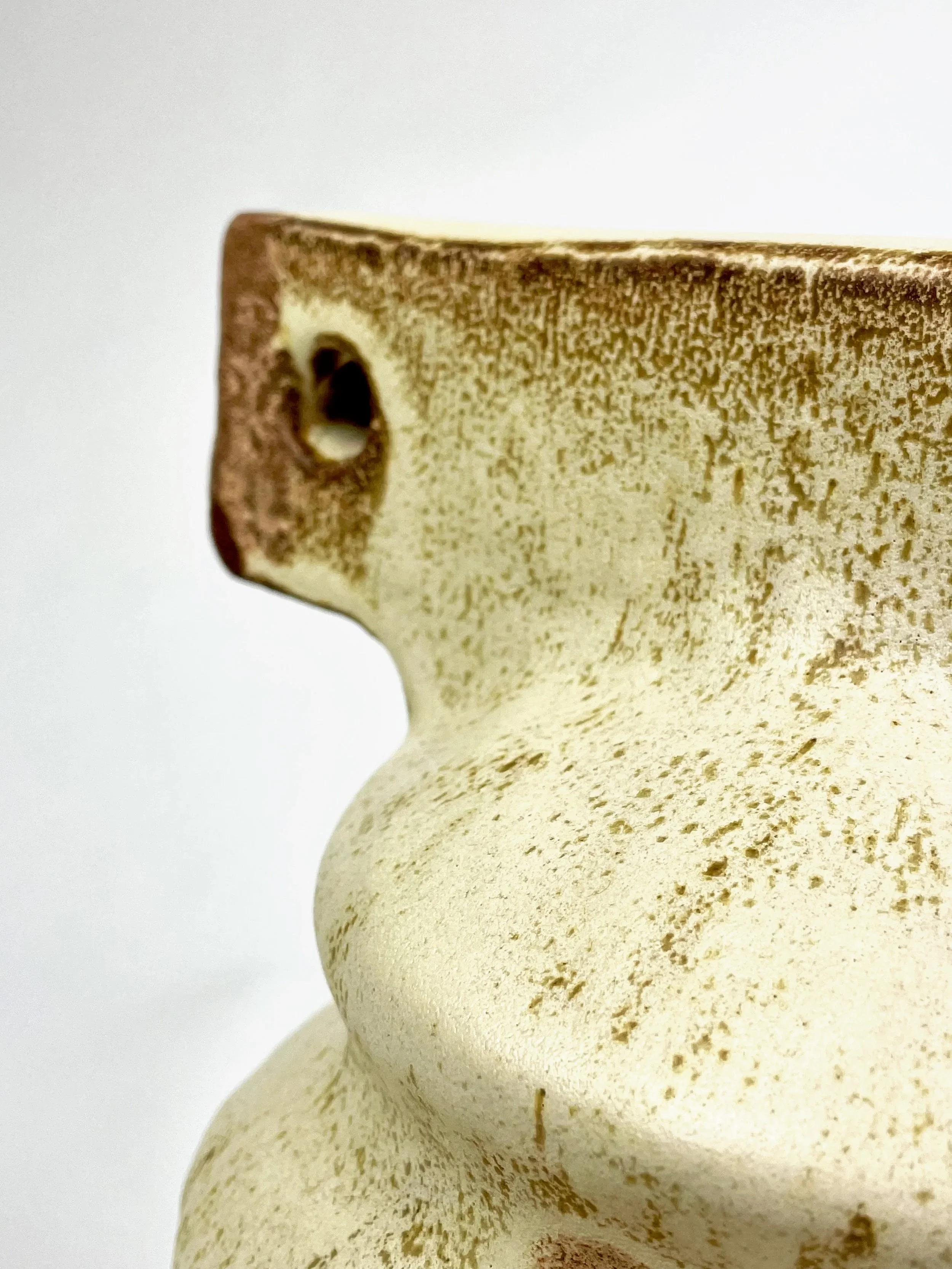 Untitled, 2025 ceramic, glaze, 25 x 20 x 18 cm 