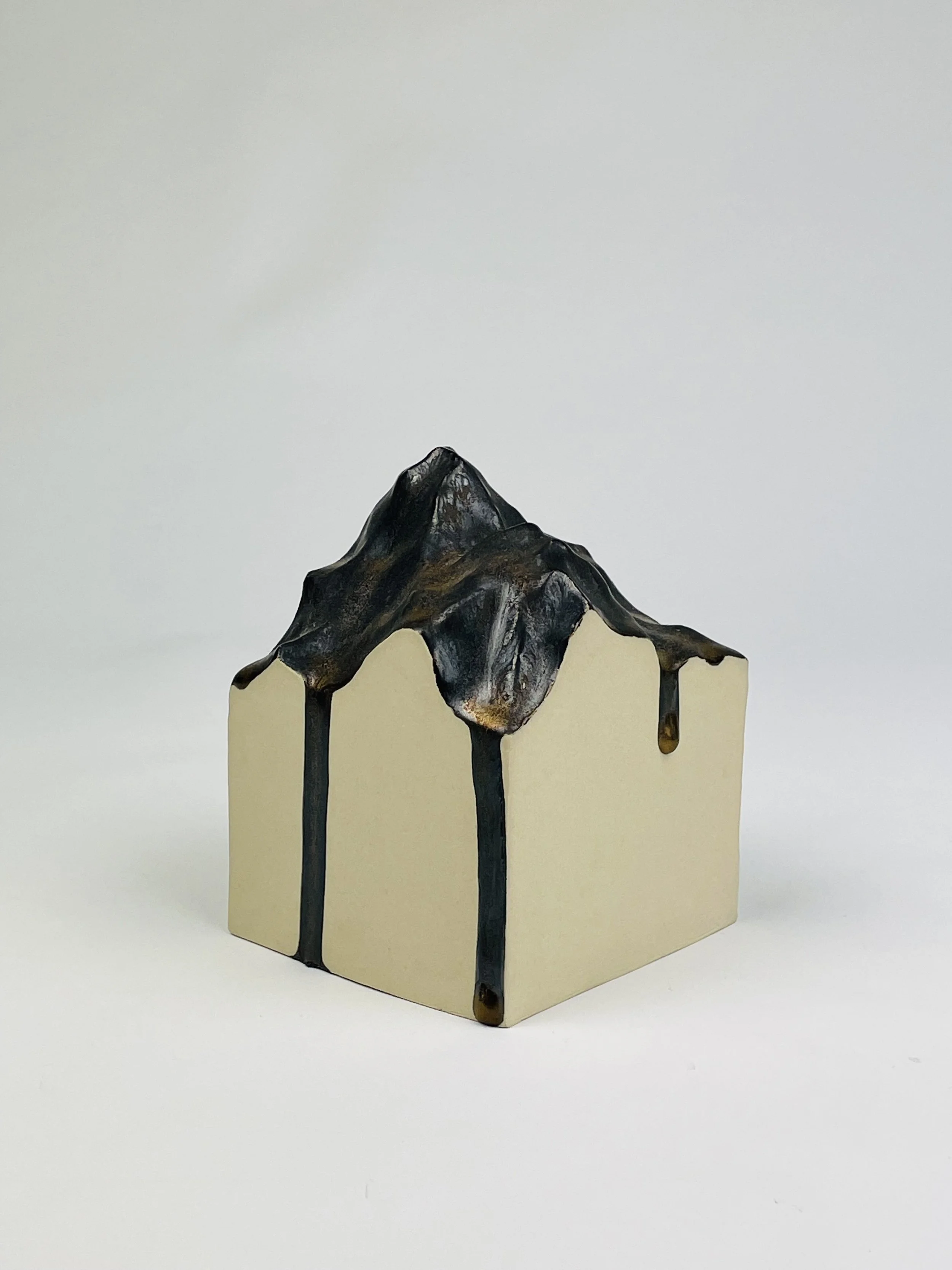 Untitled, 2021, ceramic, glaze, 13 x 10 x 10 cm 