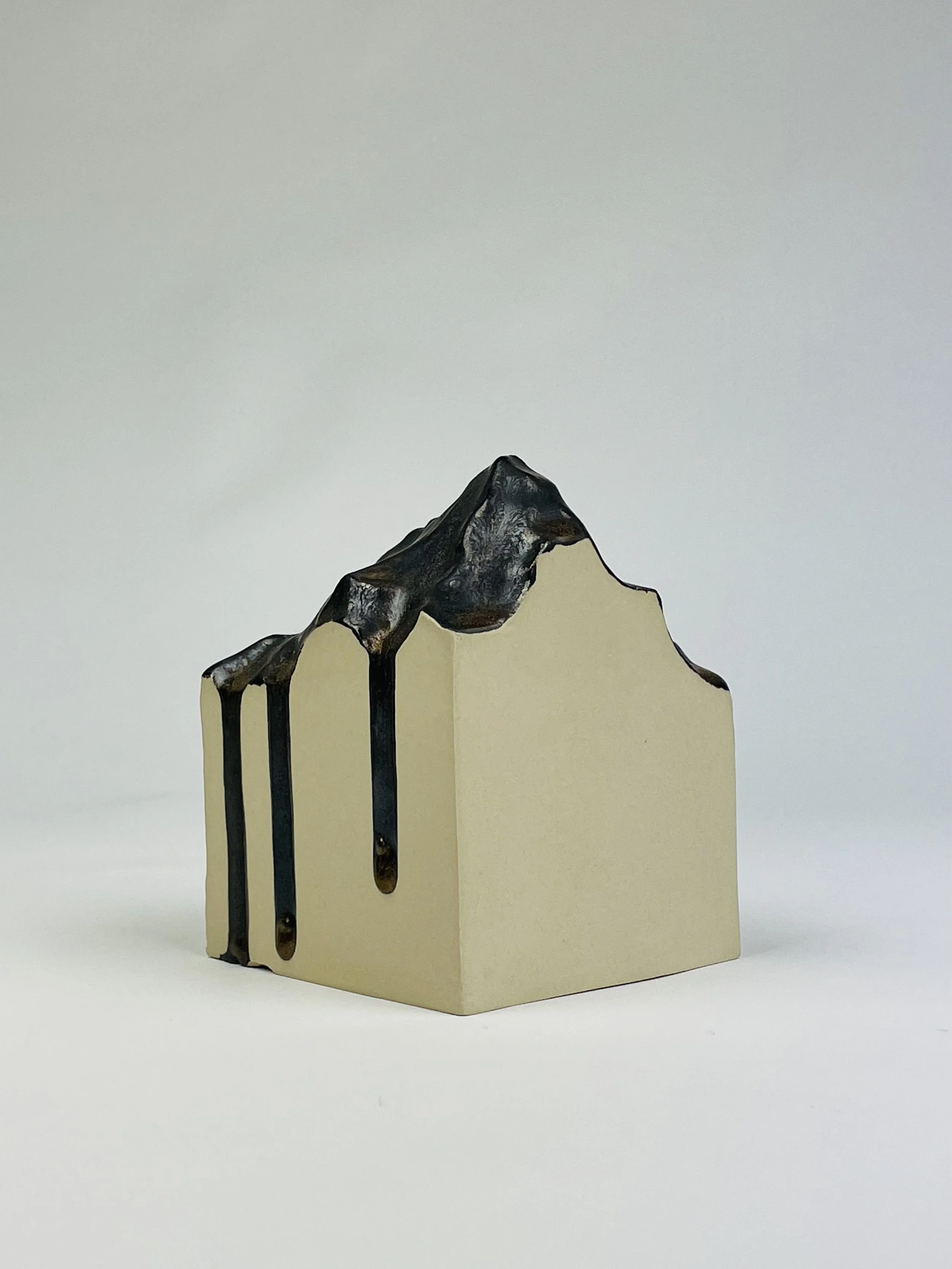 Untitled, 2021, ceramic, glaze, 13 x 10 x 10 cm 