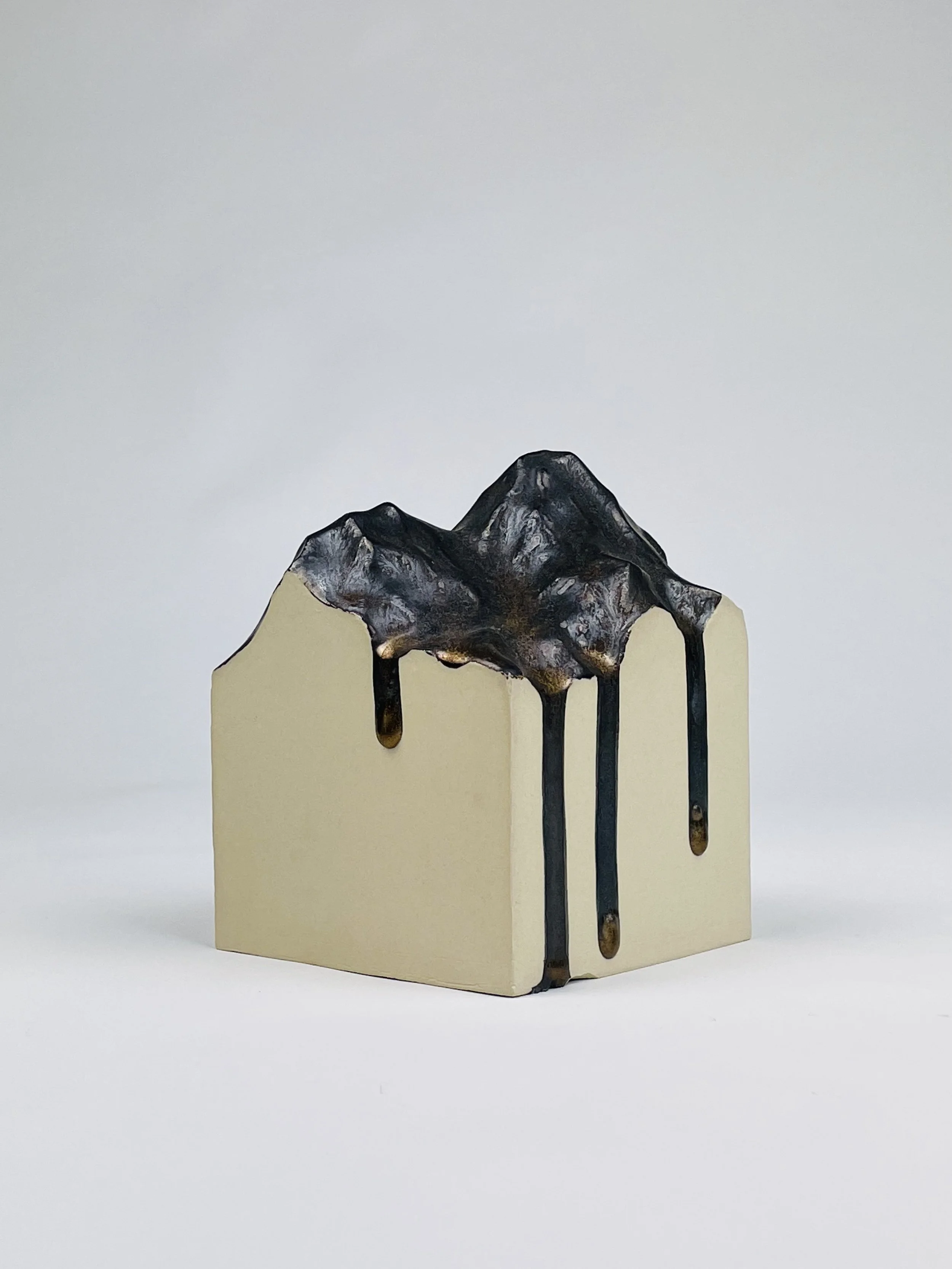 Untitled, 2021, ceramic, glaze, 13 x 10 x 10 cm 