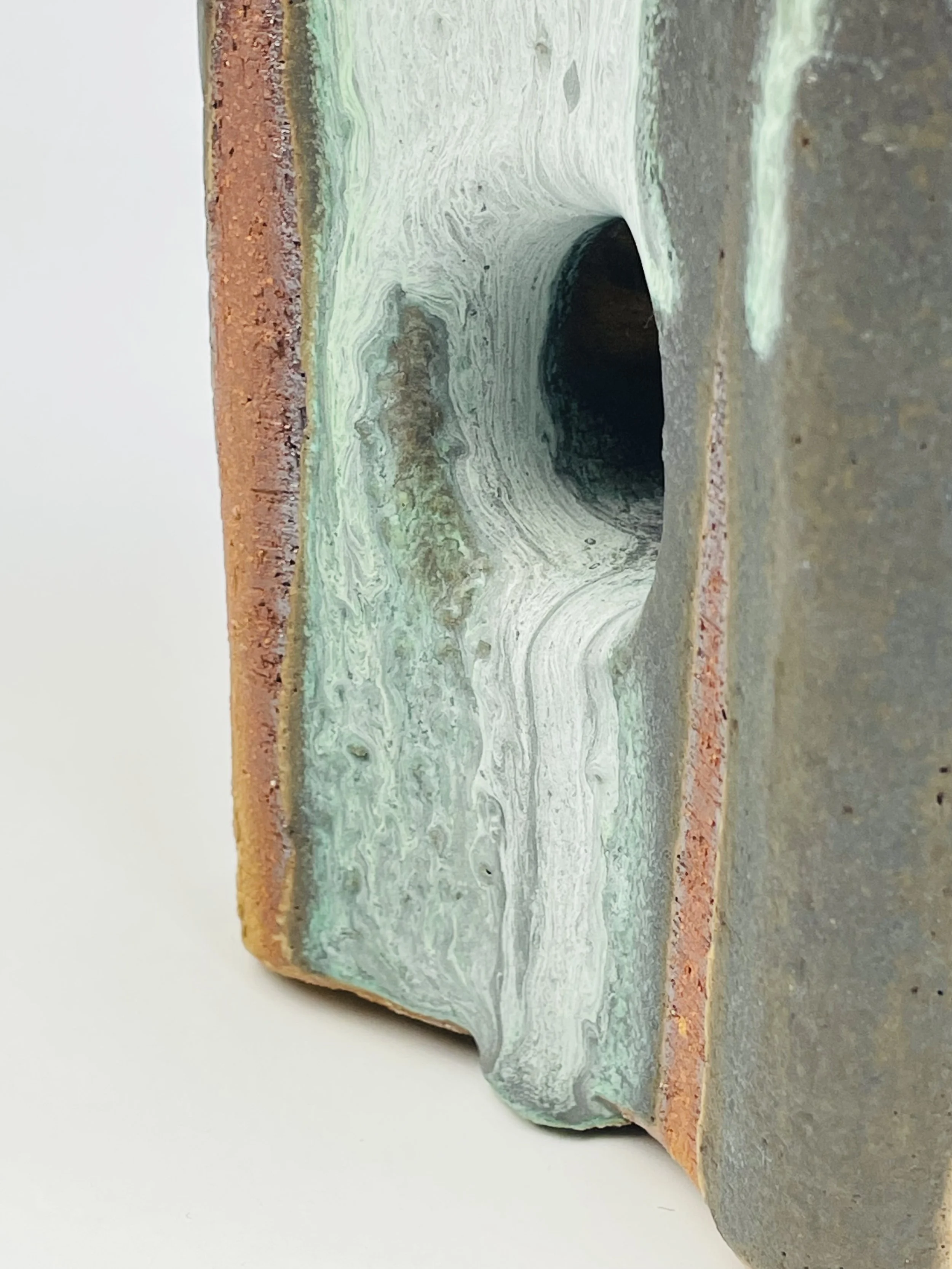 Untitled, 2025, ceramic, glaze, 21,5 x 13,3 x 13,5 cm