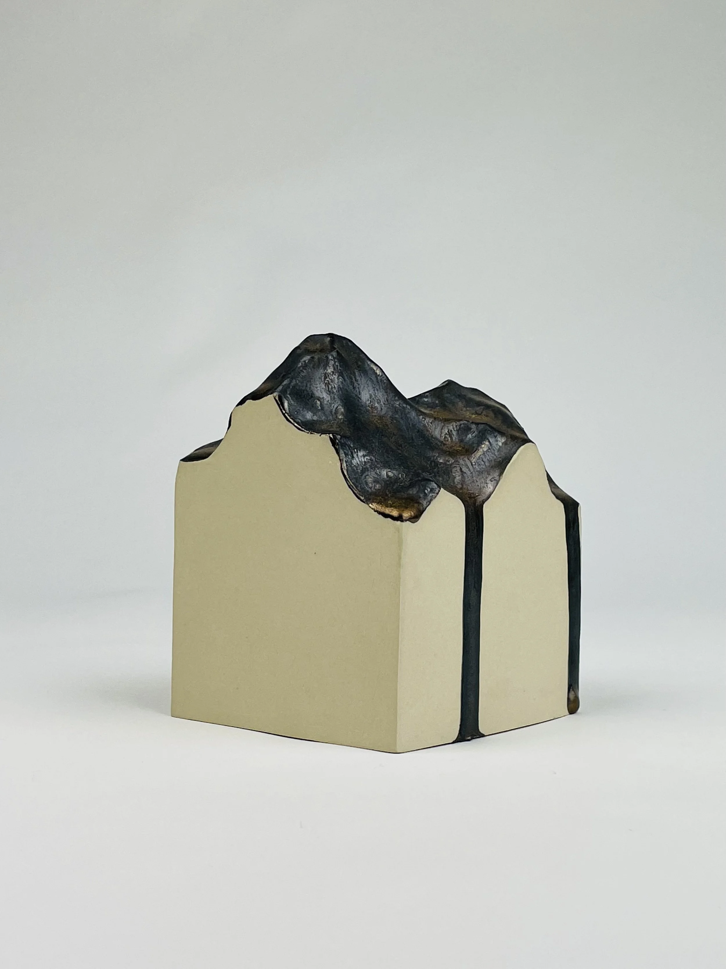 Untitled, 2021, ceramic, glaze, 13 x 10 x 10 cm 