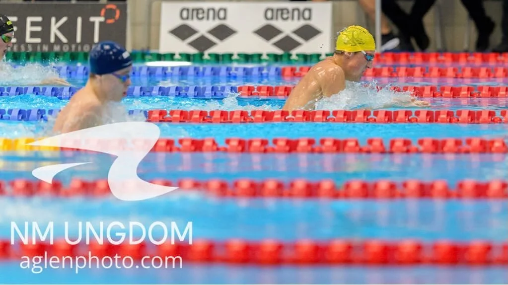 NM ungdom dag to; Vi hadde kun Sander i vannet i dag p&aring; 50 rygg og 100 bryst. Fin pers p&aring; 50 rygg med tiden 29.10. P&aring; 100 bryst knuser Sander sin personlige rekord og sv&oslash;mmer seg til B-finale p&aring; 1.08.63. I finalen &osla