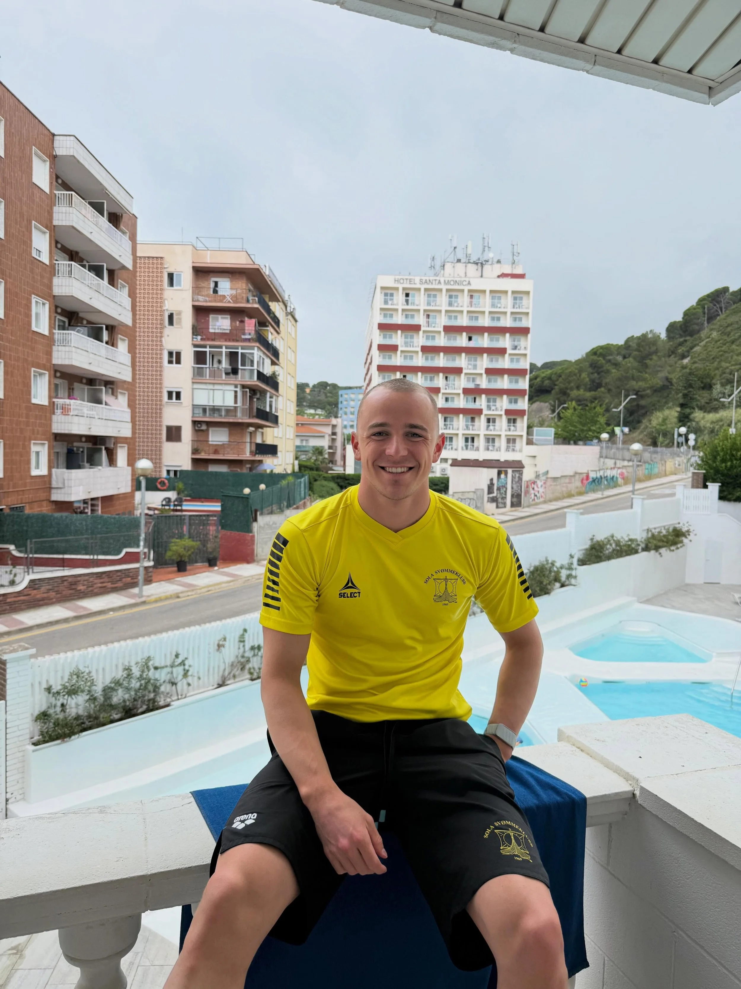 Mens flere Sola-sv&oslash;mmere konkurrerte p&aring; &Aring;M i Norge forrige helg, var Simen i Barcelona for &aring; delta p&aring; det internasjonale stevnet Mare Nostrum.

Stevnet startet med 50 meter fri, der tiden ble litt over personlig rekord,