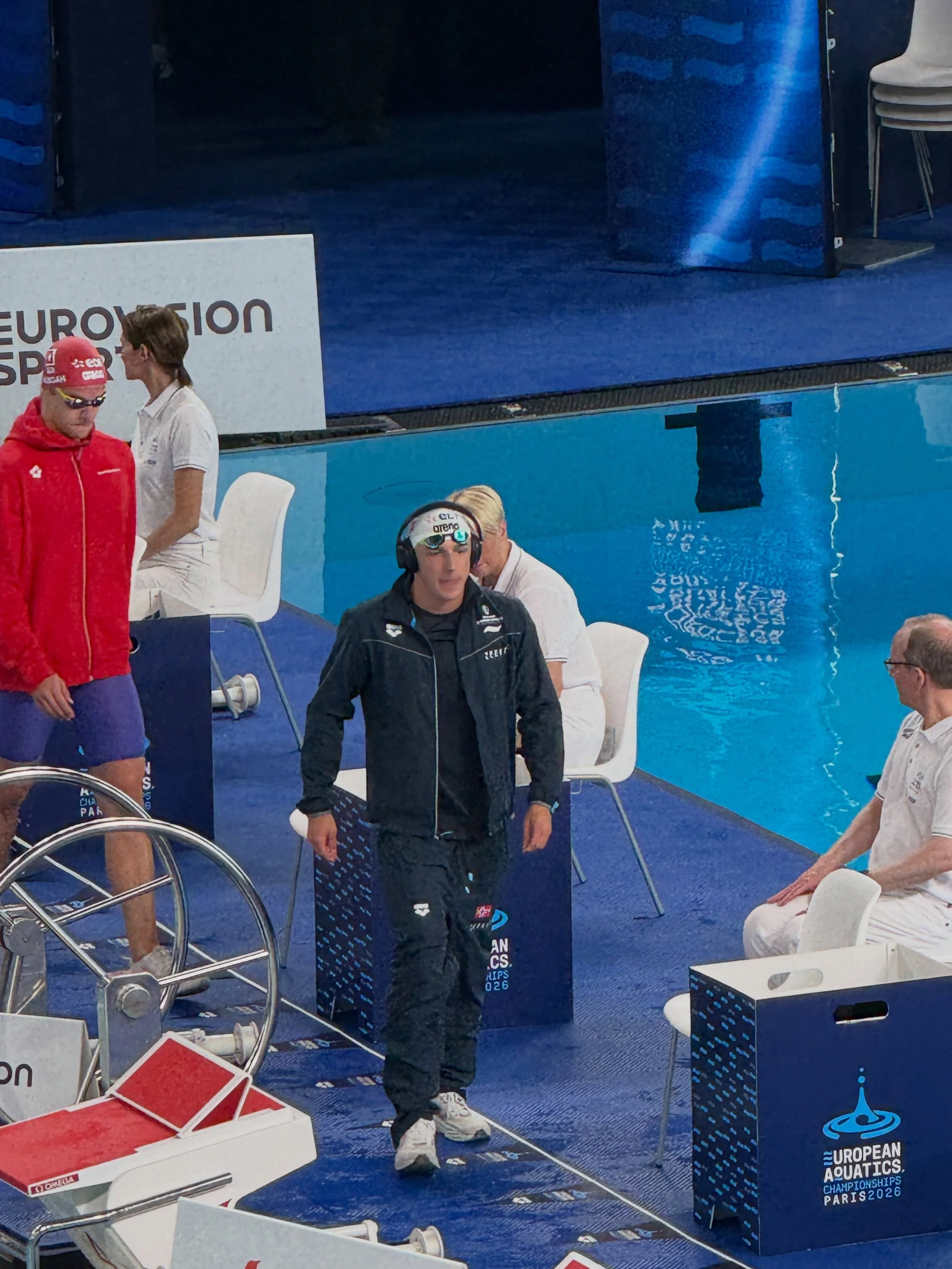 Simen sv&oslash;mmer over evne i sitt f&oslash;rste EM, setter ny personlig rekord og blir best av de norske p&aring; 50 m butterfly.
Han er nummer 27 i Europa🇳🇴
