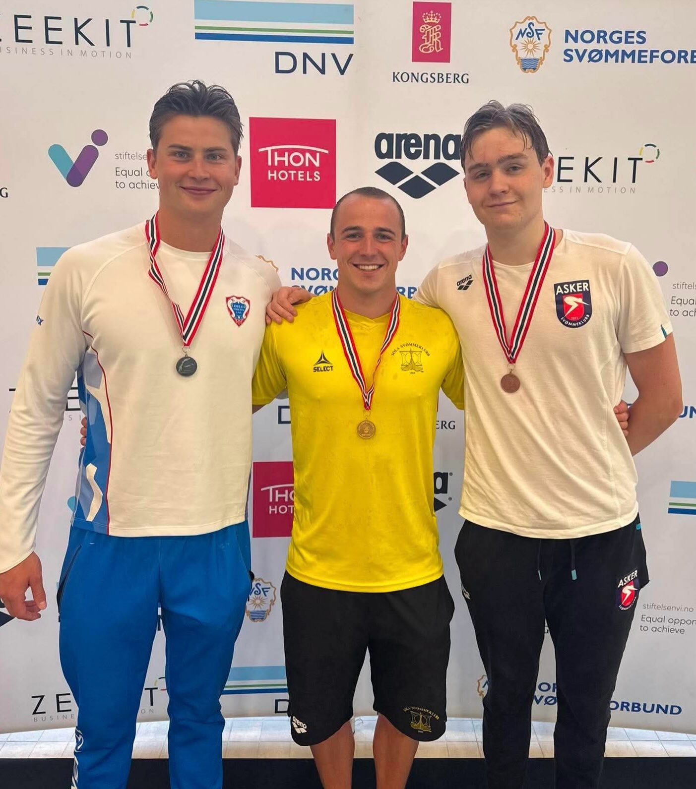 Simen Norgesmester senior p&aring; 50 fly 🥇Gratulerer @simenschmitzlund - du er R&Aring;! 

I kveldens finale stiller ogs&aring; Sola SK med et 4x100 medley lag for f&oslash;rste gang i historien! Sykt bra sv&oslash;mt @sander.stavnem @tomaseiane @j