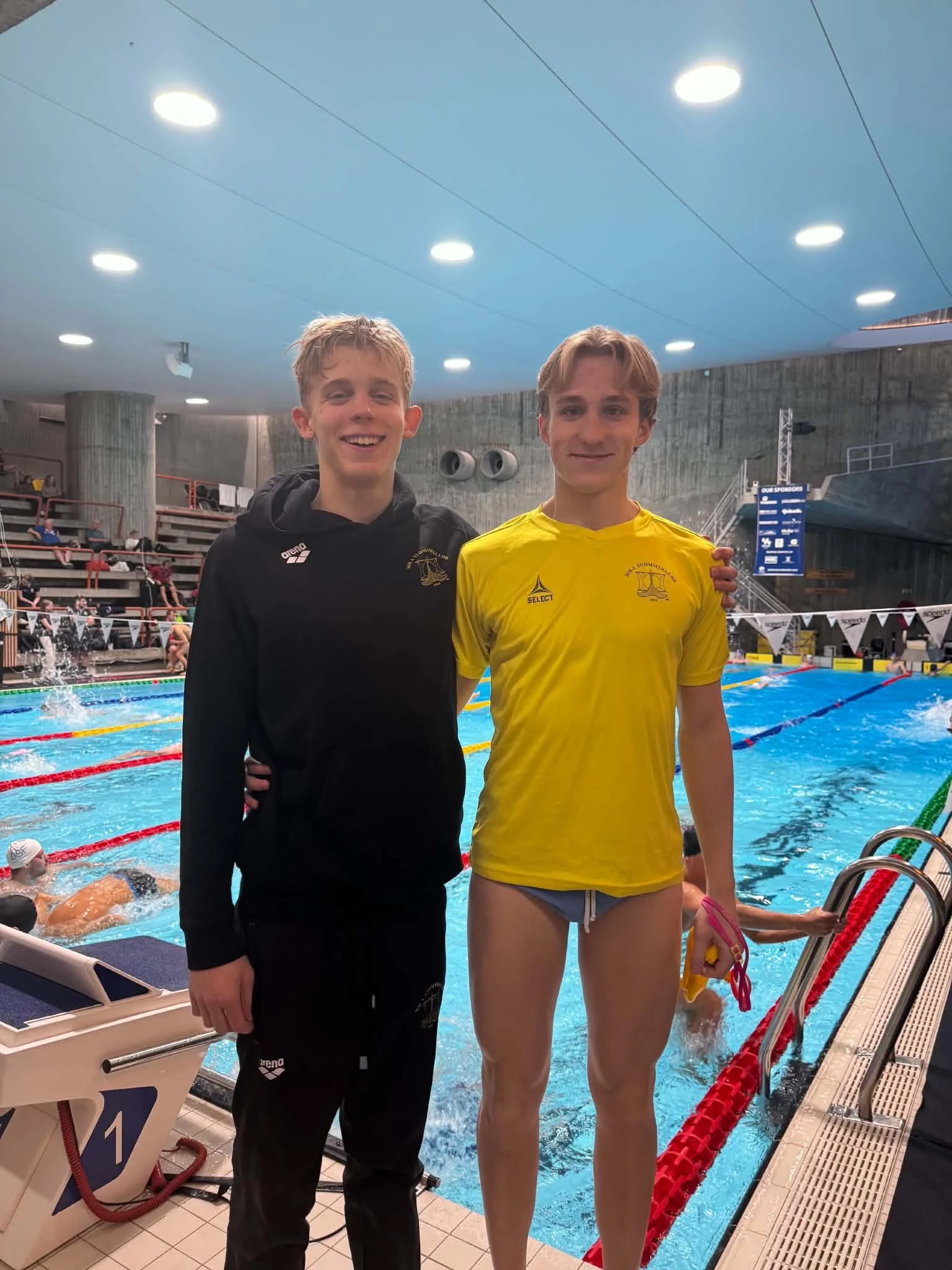 Sola Sv&oslash;mmeklubb fortsetter &aring; levere sterke resultater p&aring; Nordsj&oslash;stevnet! 🏊&zwj;♀️🏊&zwj;♂️

💥 Nye personlige rekorder til: Johannes, Gabriel, Sol, Victoria og Sander! 🙌

GRATTIS til medaljevinnerne v&aring;re:
🥇Sander (
