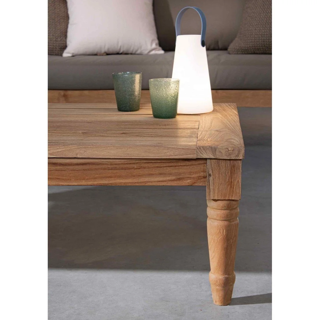 mesa de madera con una linterna y dos vasos