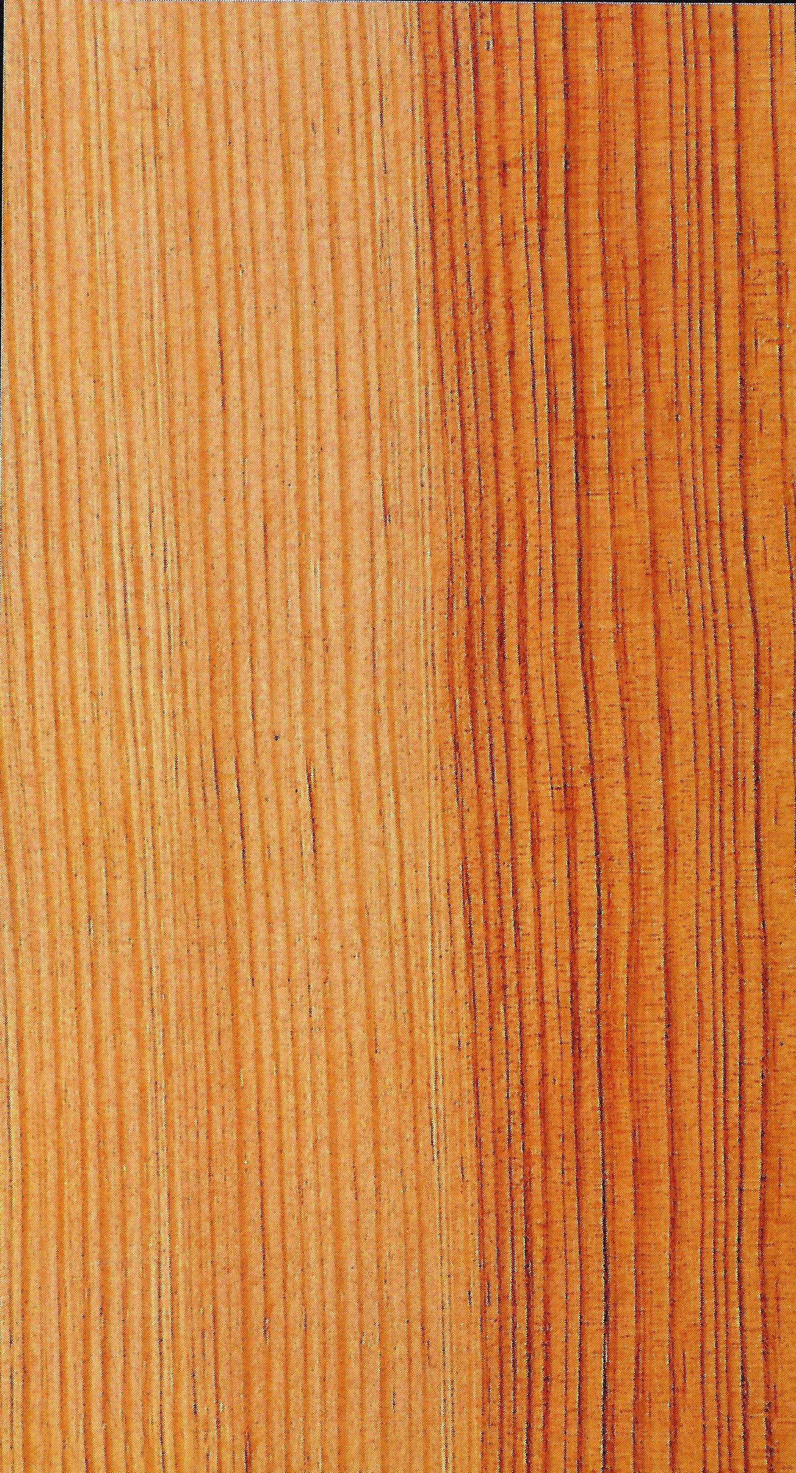 Madera de color marrón con vetas verticales.