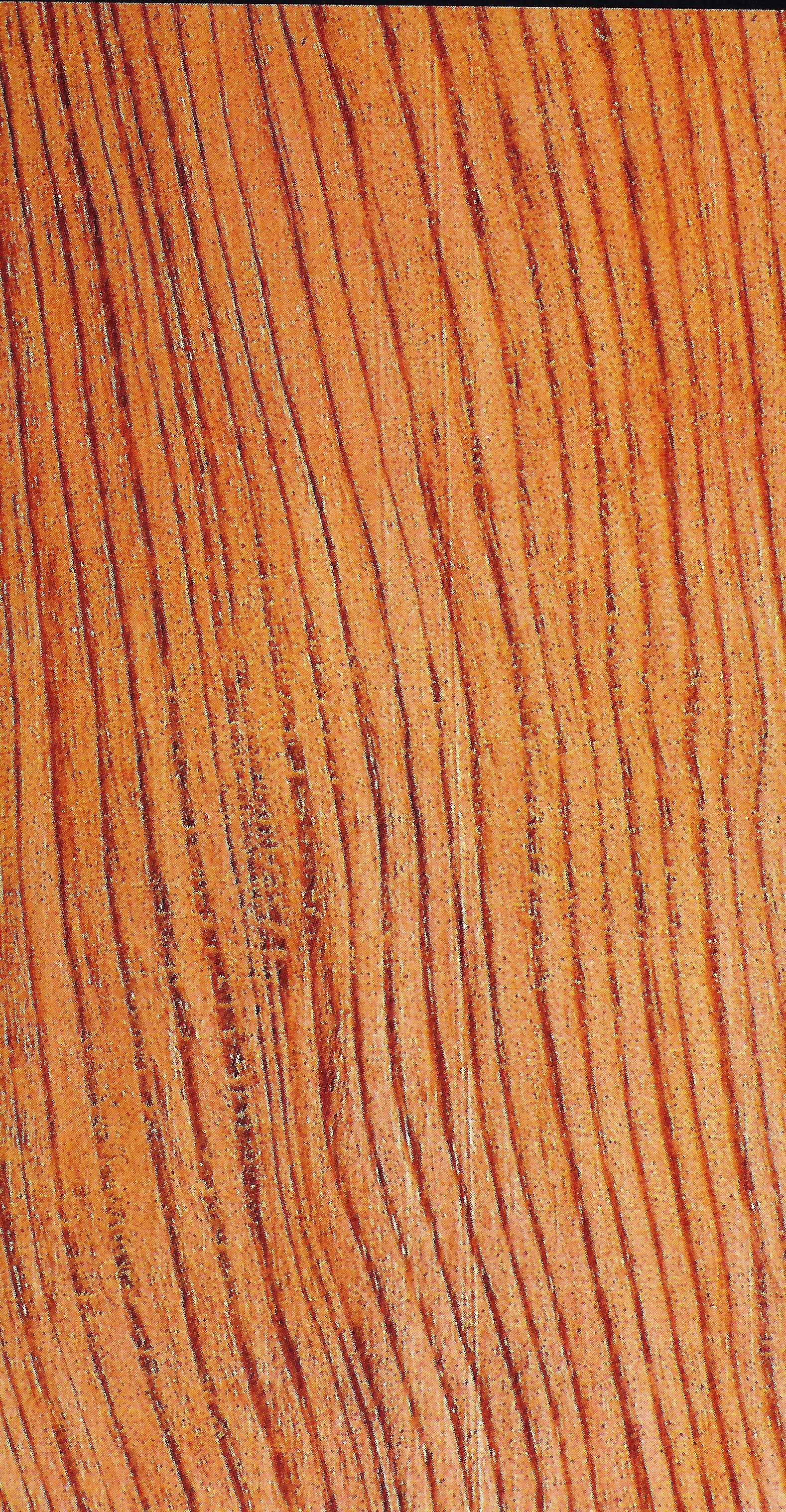 Primer plano de superficie de madera con vetas rectas y tono marrón