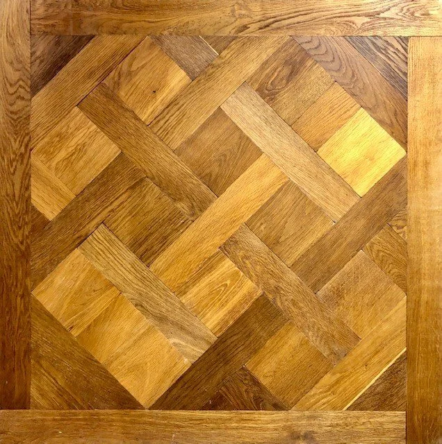Revestimiento de parquet de madera en patrón de espiga.