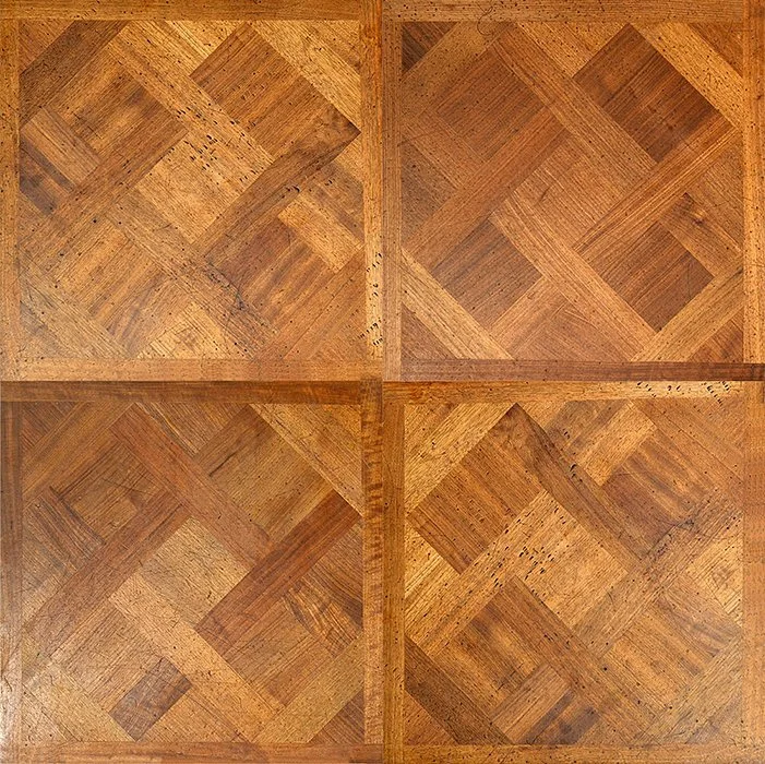 Revestimiento de piso de madera con patrón cuadrado y vetas en tonos marrón.