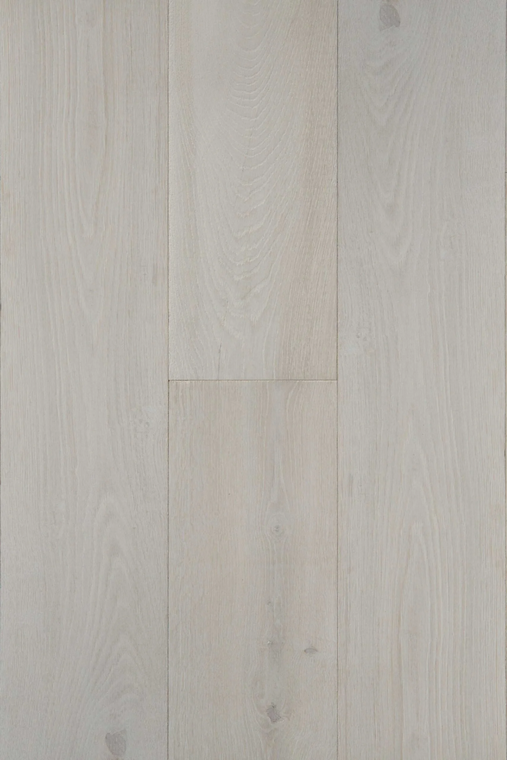 Piso de madera clara con vetas y nudos visibles.