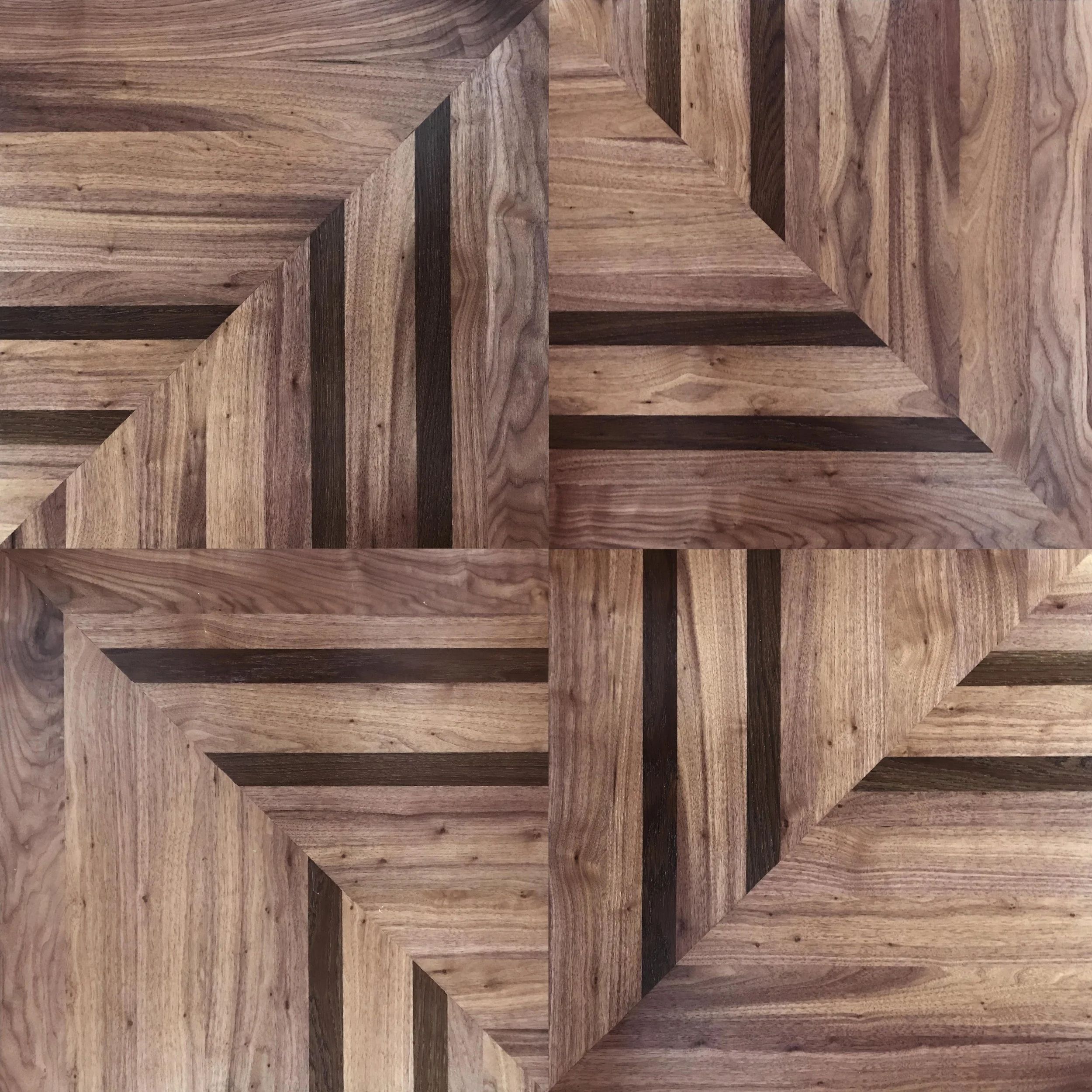 Pavimento de madera con diseño geométrico.