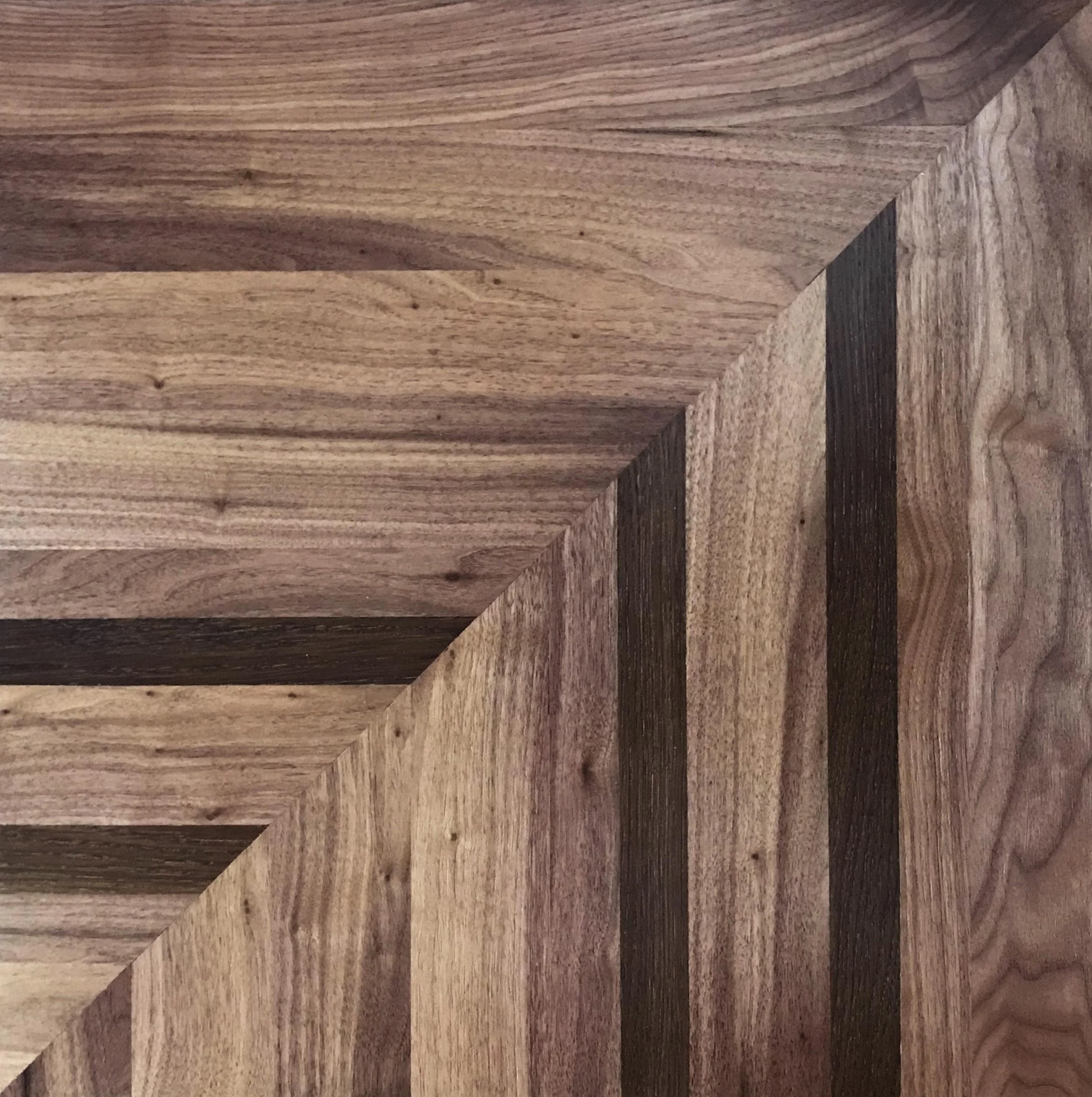 Imagen de un patrón de madera con diferentes tonos y formas de vetas.