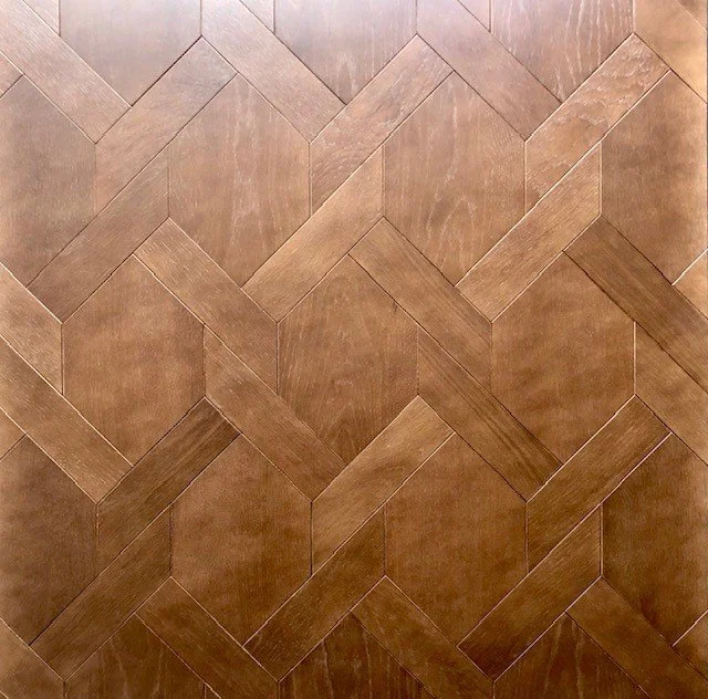 Suelo de madera con patrón de parquet en espiga.