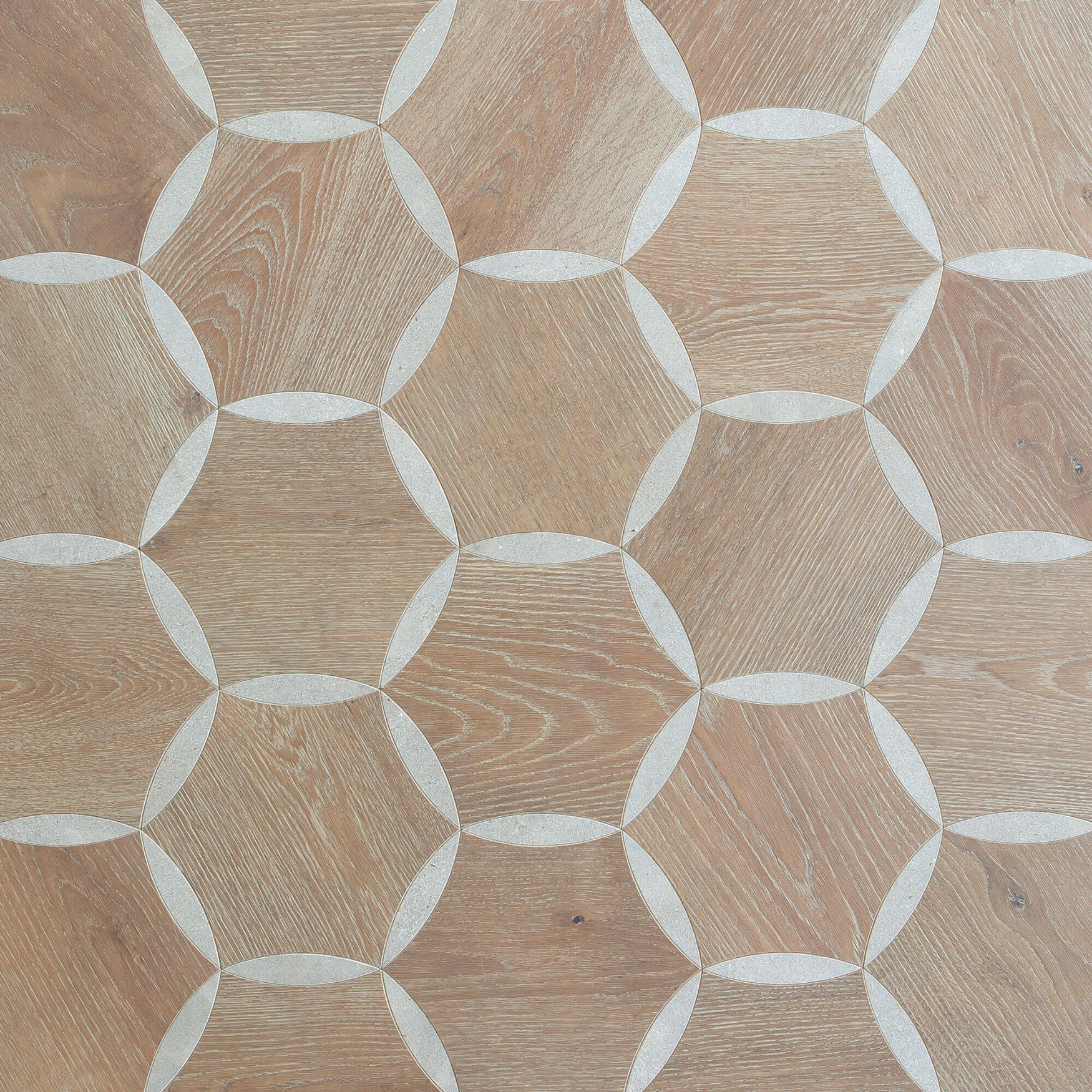 Piso de madera con diseño de círculos y formas de lagrima en colores beige y gris