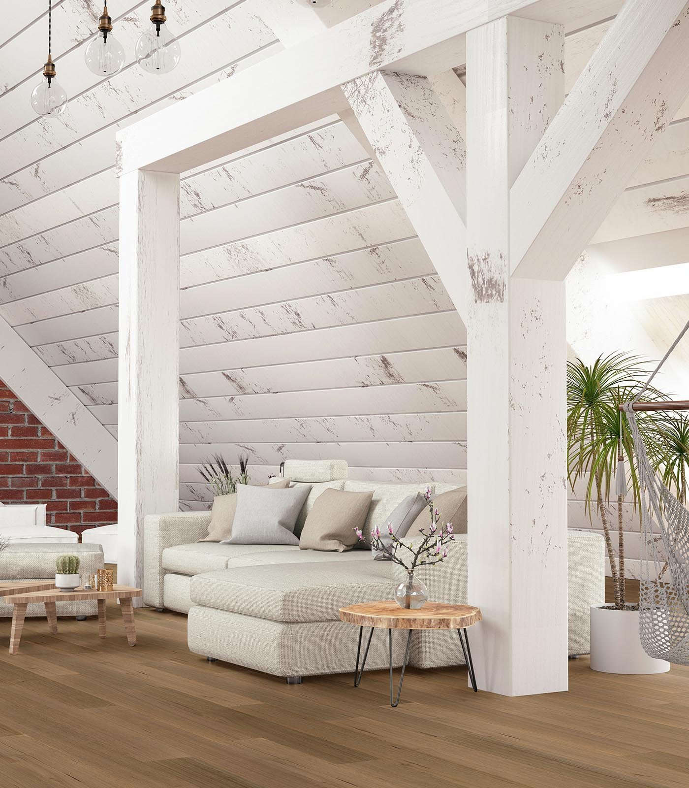 Sala de estar en un estilo rústico con paredes blancas de madera, sofá beige con cojines, mesa de centro de madera, plantas verdes en macetas, y techo de madera pintada de blanco, con iluminación colgante de globos de vidrio.