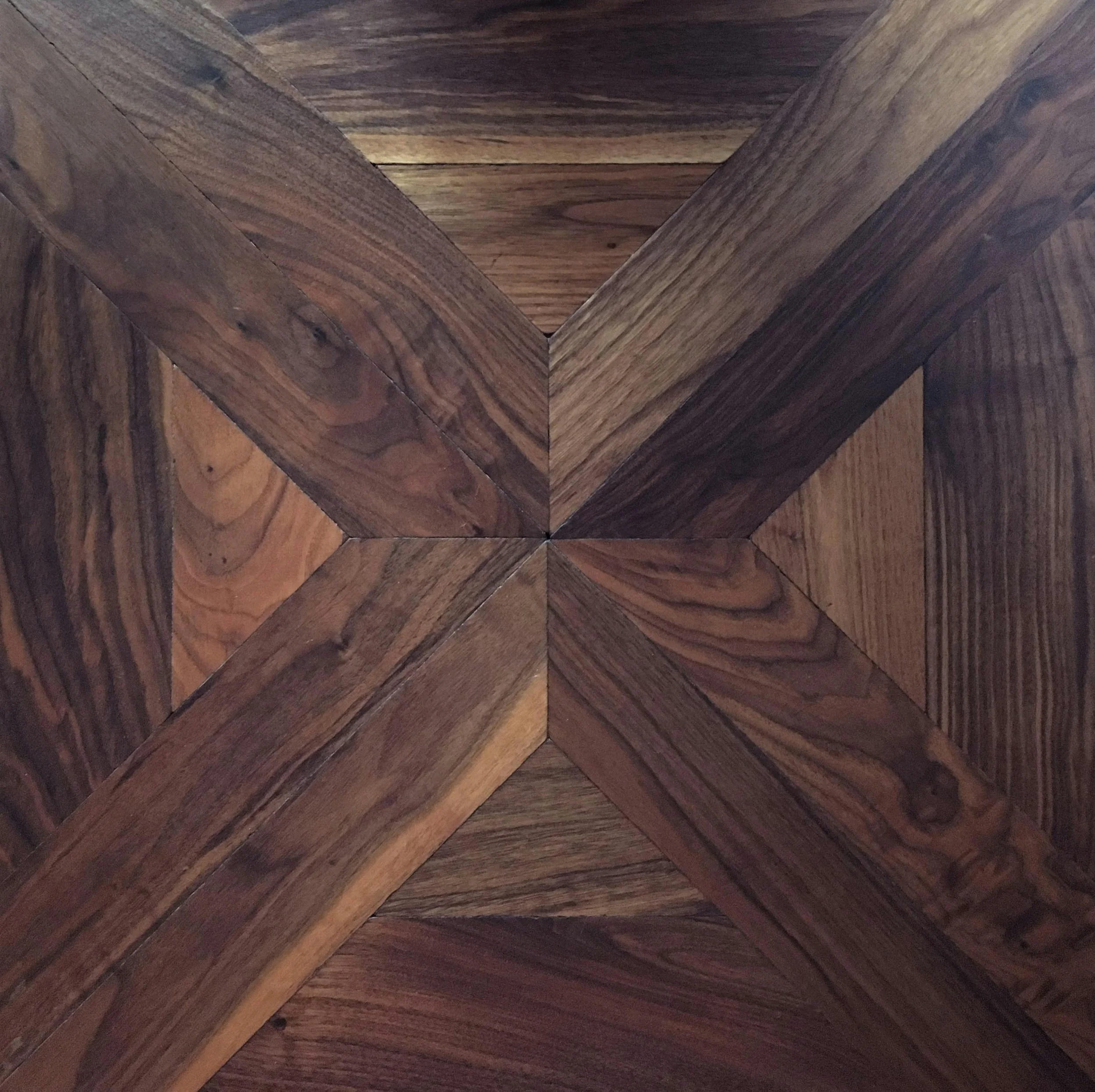 Patrón de madera en forma de estrella en uneda superficie