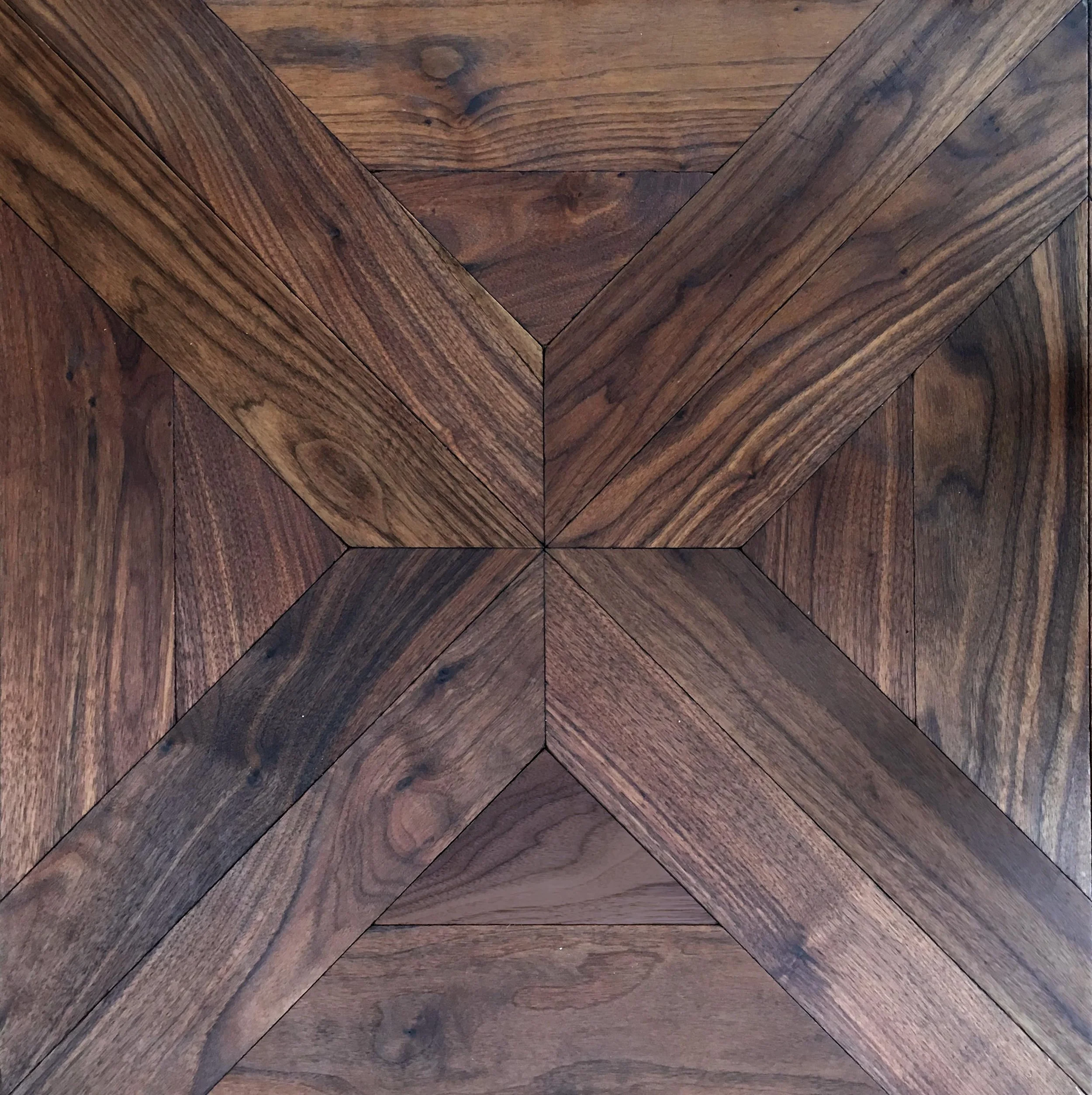 Piso de madera con patrón de rayas y formas geométricas.