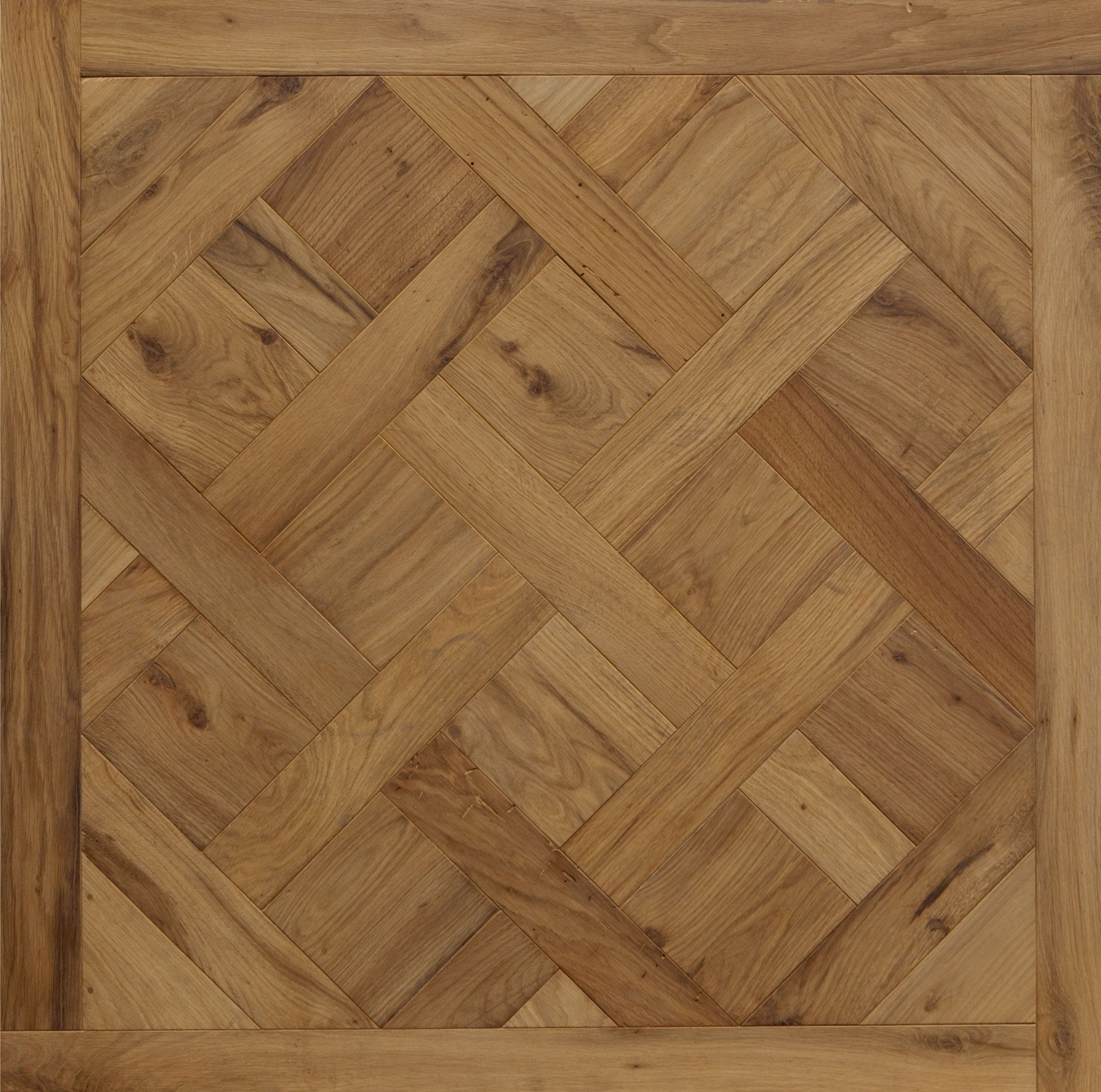 suelos parquet de madera. con patrón entrelazado, en tonos marrón.