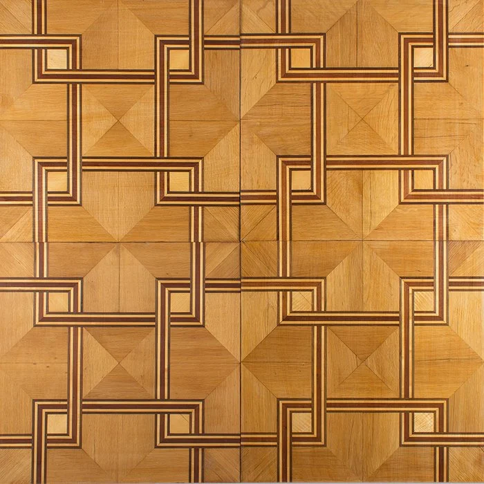 Suelo de madera con patrón geométrico de líneas y cuadrados en tonos oscuros y claros.