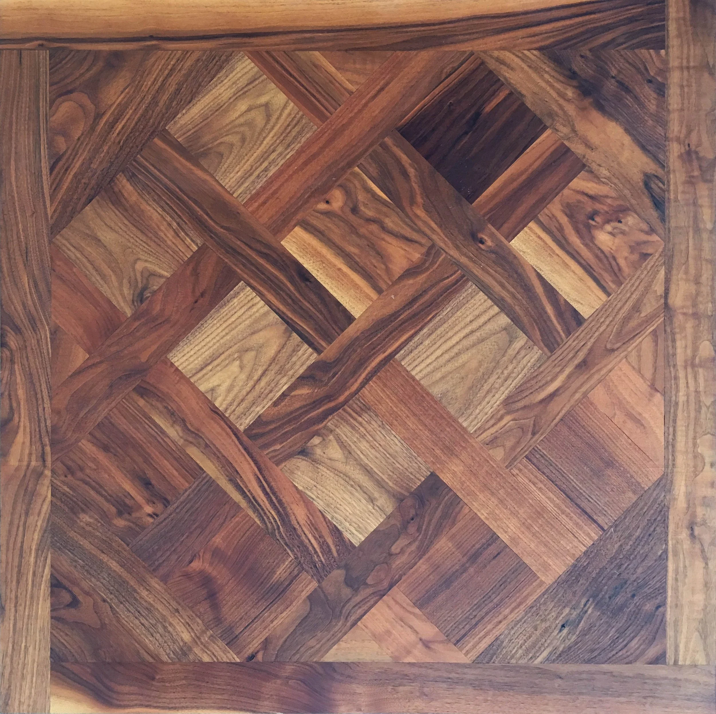 Superficie de madera pulida con patrón en espiral entrelazado.