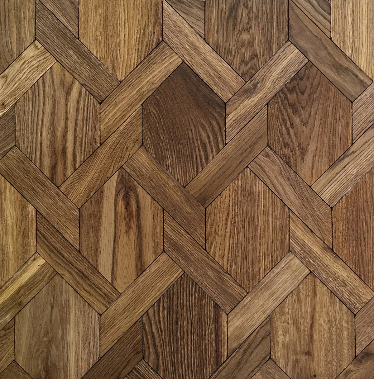 Camino de piso de madera con diseño de hexágonos y madera de diferentes tonos.