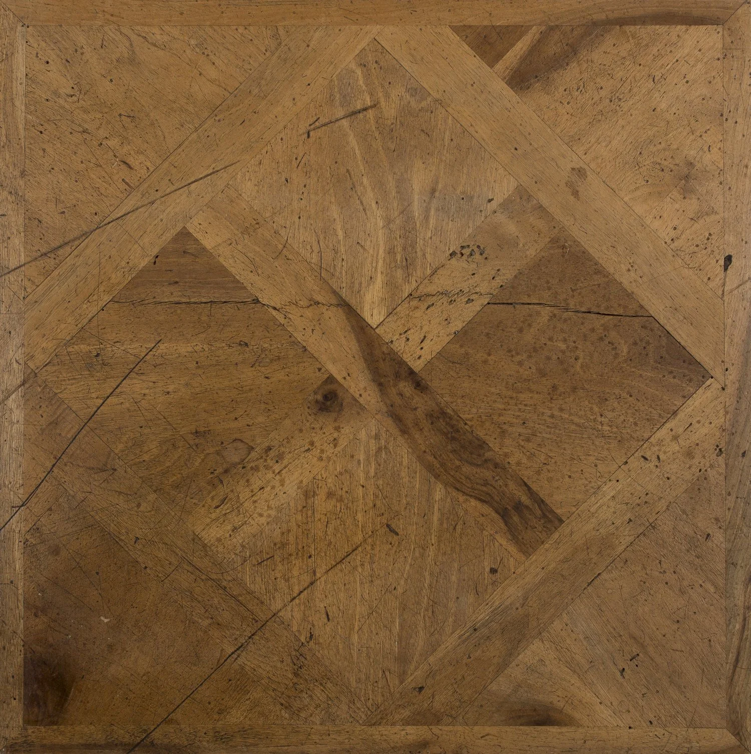 Superficie de madera con marcas y arañazos, enmarcada por un borde de madera.