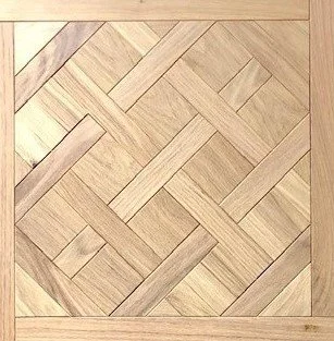 Mosaico de madera con patrón entrelazado.