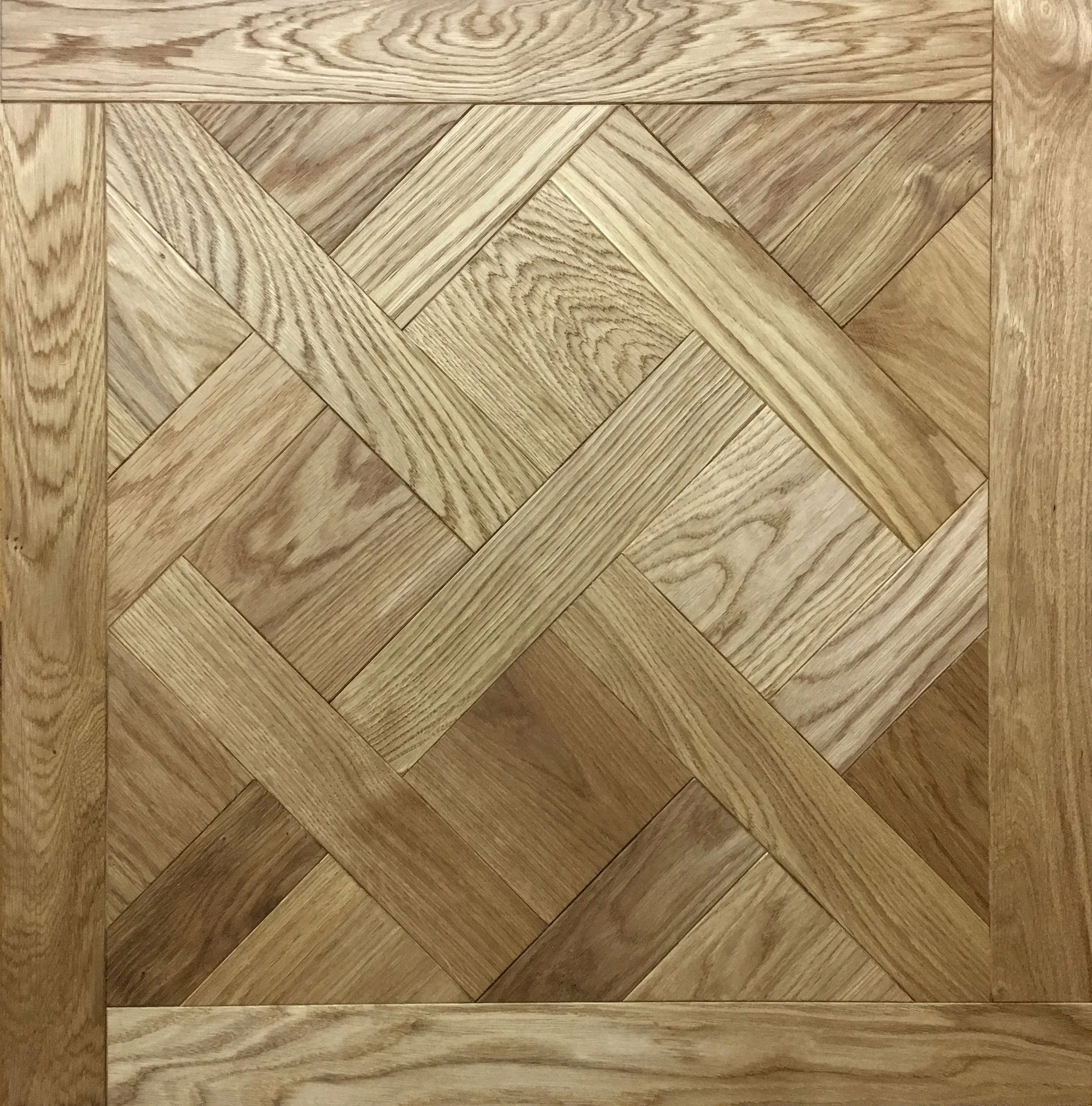 Superficie de madera con patrón de entrelazado en tonos de madera clara y oscura, enmarcada por un borde de madera más gruesa.