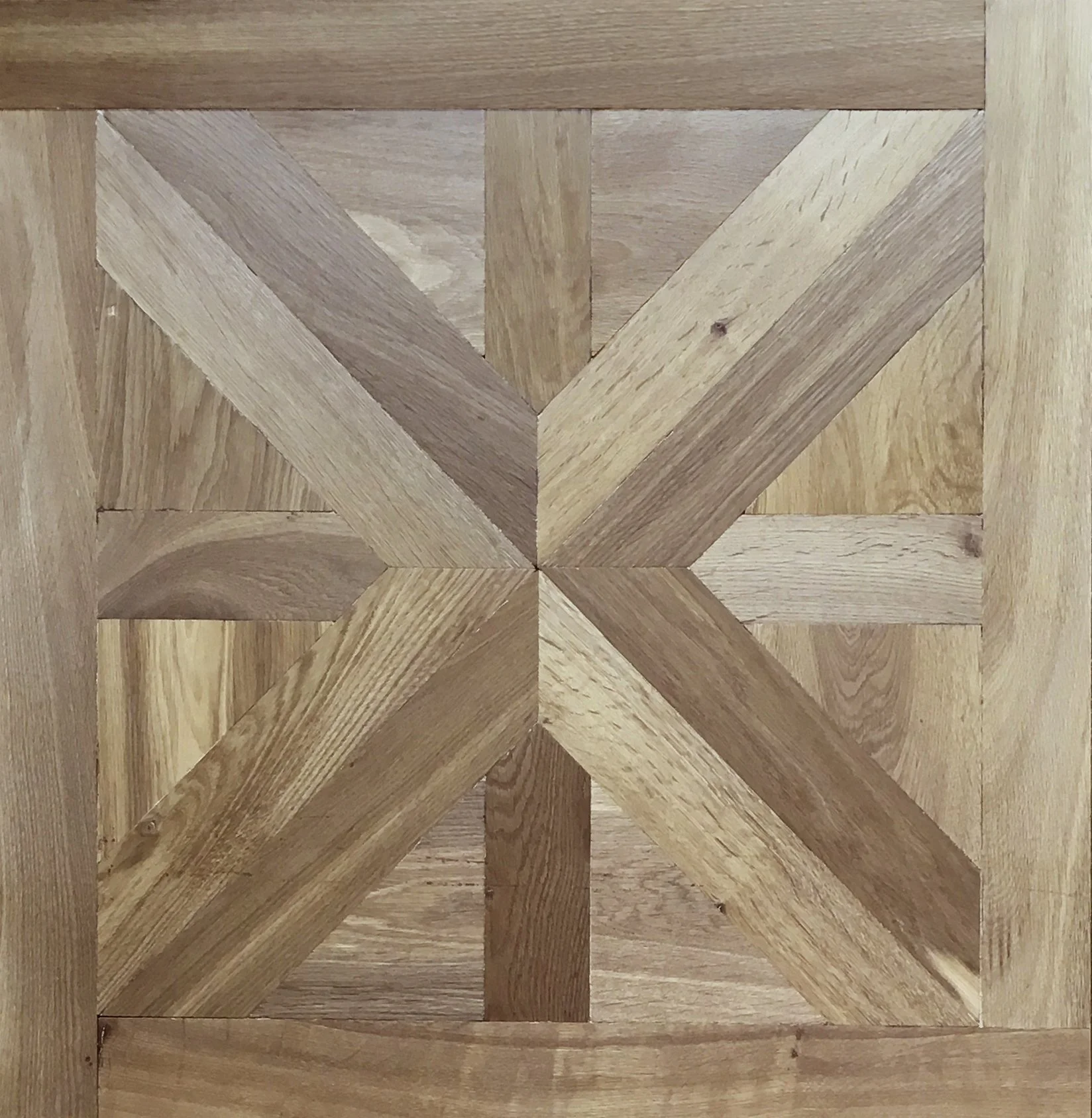 Patrón geométrico de madera con formas cuadradas y triángulos en diferentes tonos naturales.