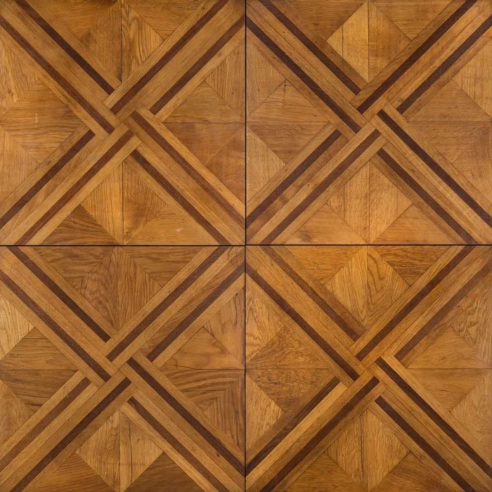 Seis azulejos de madera con patrón geométrico en tonos marrones y ocres, formando un diseño entrelazado.