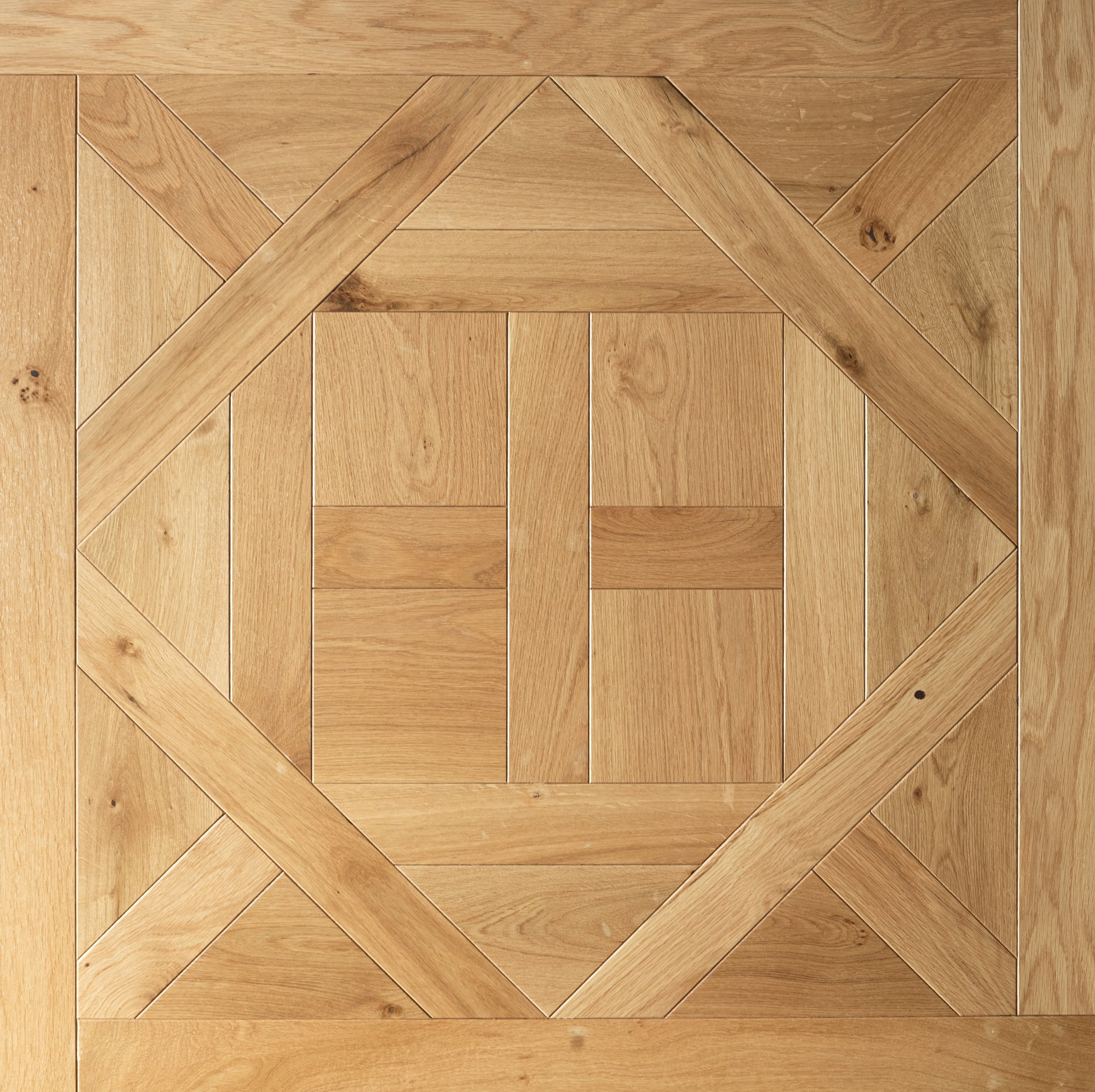 Tapete de madera con diseño cuadrado y marco en patrón de cuadros con diferentes tonos de madera.