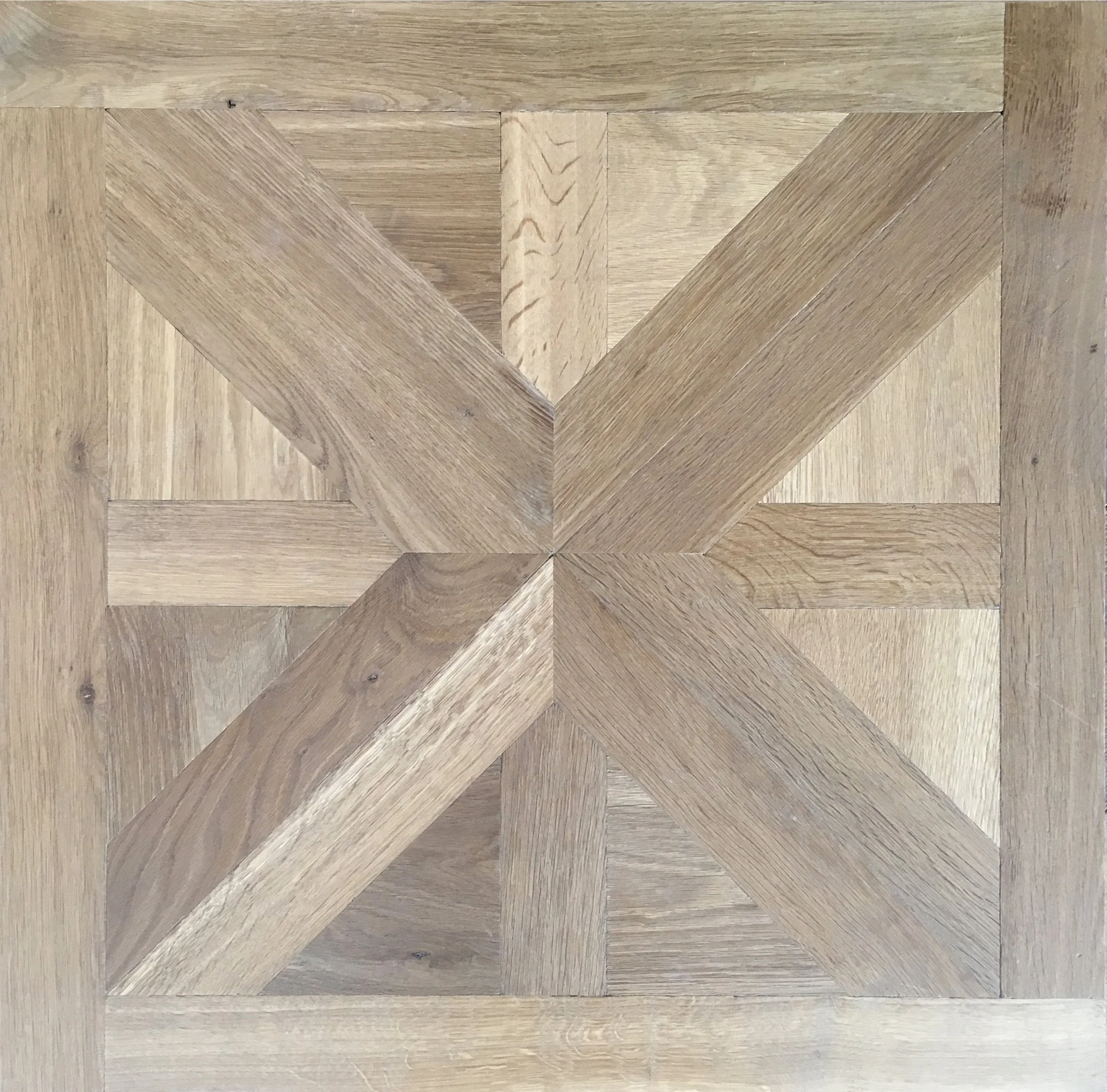 Aparador de madera con patrón geométrico en el suelo.