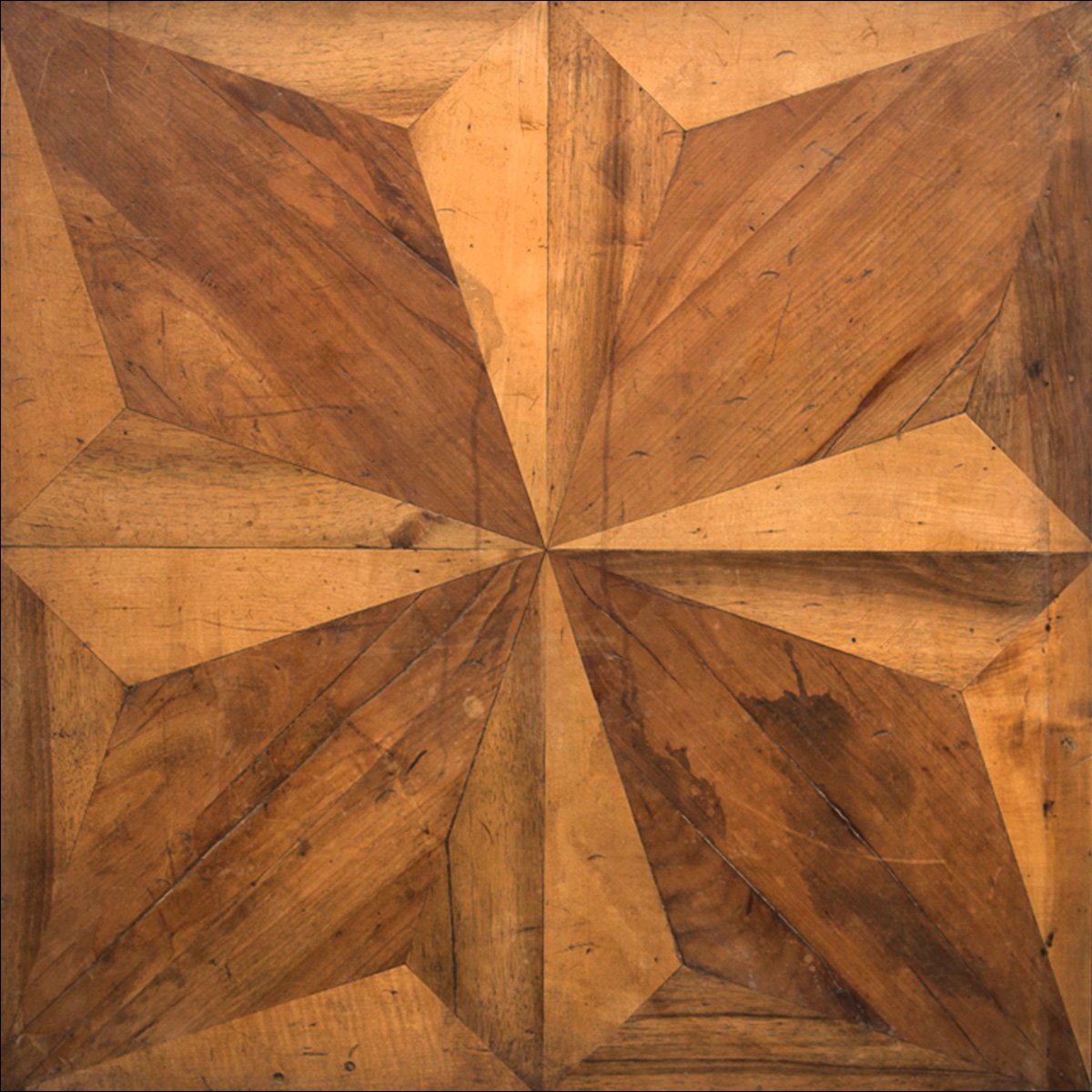 Tablón de madera con un diseño en forma de estrella o diamante en el centro.