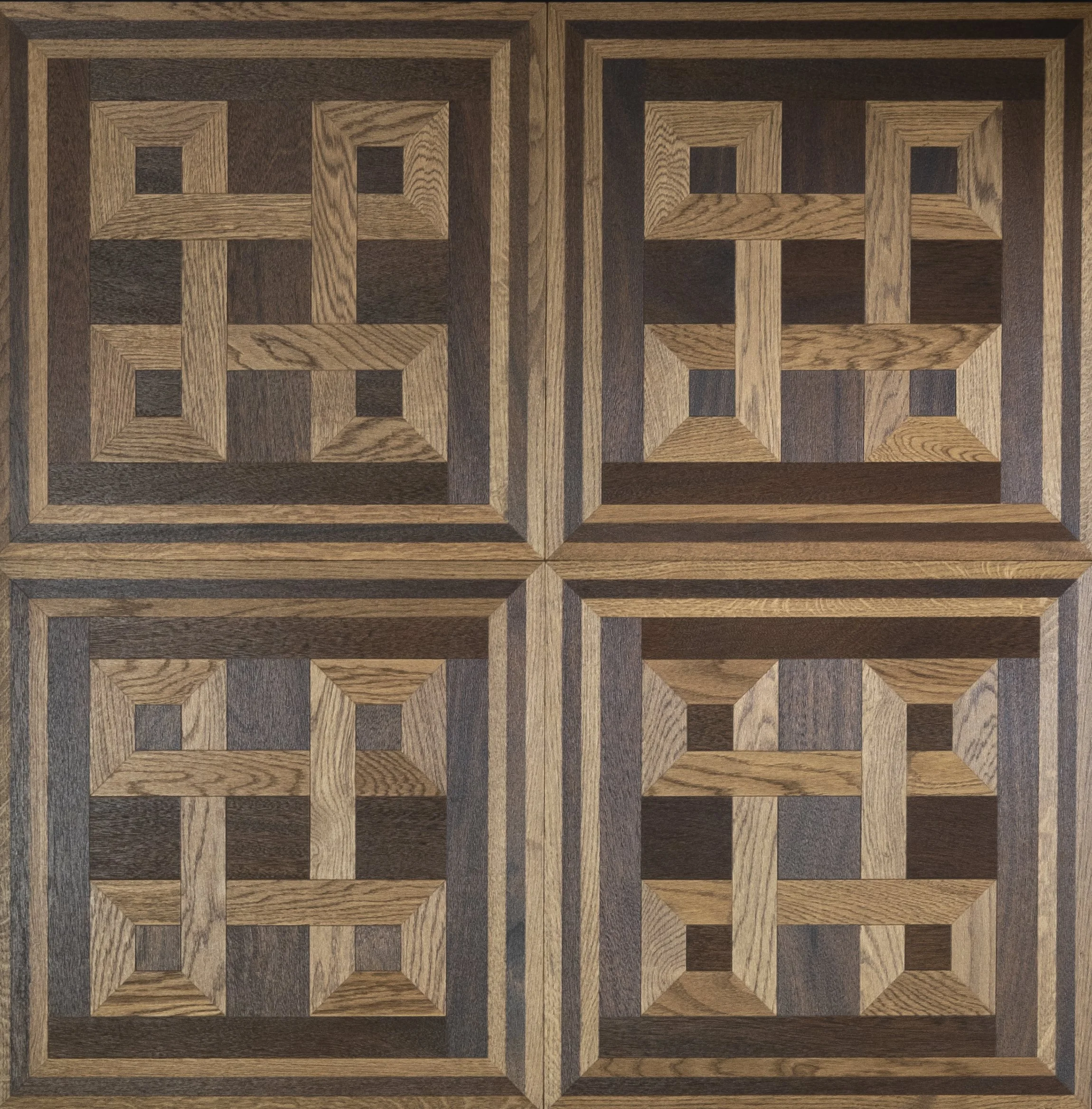 Una superficie de madera con un patrón de damas con cuadros en colores tonos de marrón y beige.