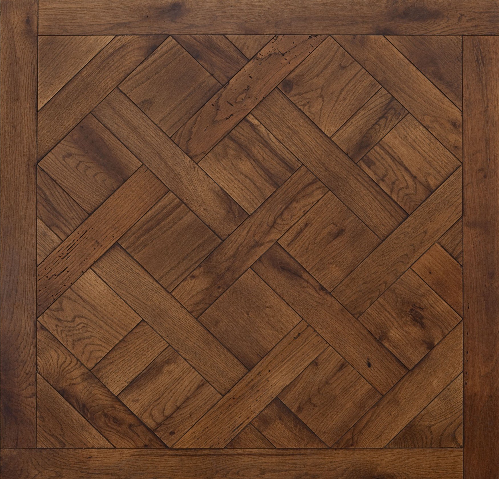 suelos parquet de madera. con patrón de espina de pescado dentro de una moldura de madera.