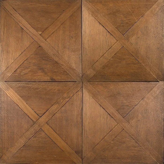 Cuatro paneles de madera con diseño en cruz y cuadrados en esquinas, formando un patrón repetitivo.