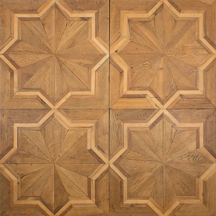 Cuatro paneles de madera con patrón de estrella de ocho puntas tallada.