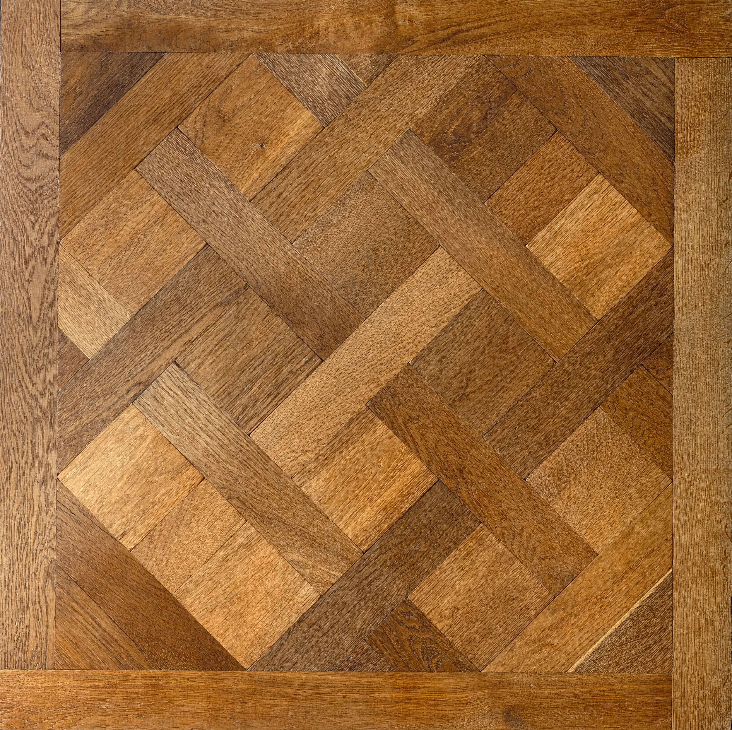 suelos parquet de madera.con patrón cuadrado en forma de mosaico y marco de madera alrededor.